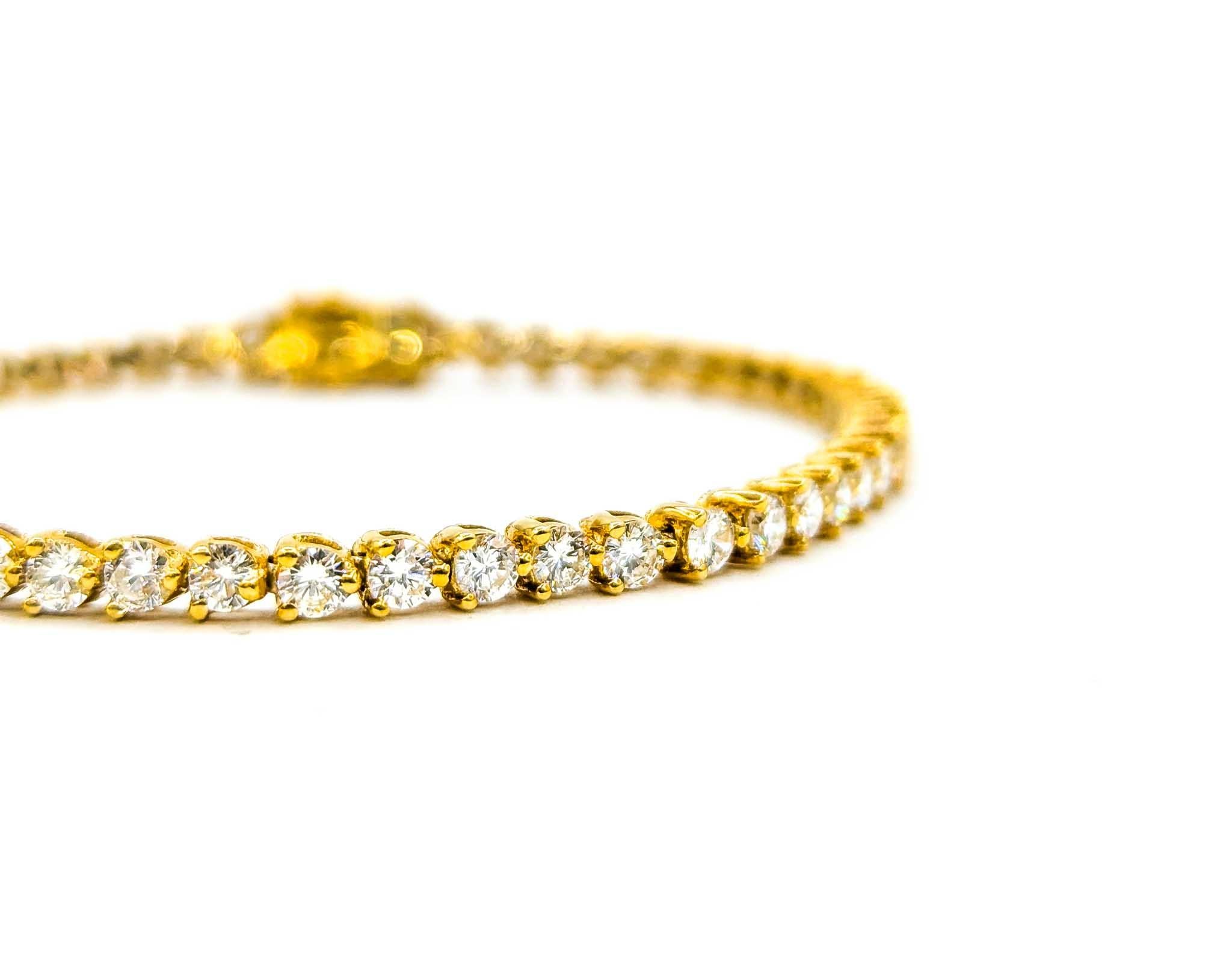 3.75ctw Diamond Tennis Bracelet in 18k Yellow Gold For Sale 5
