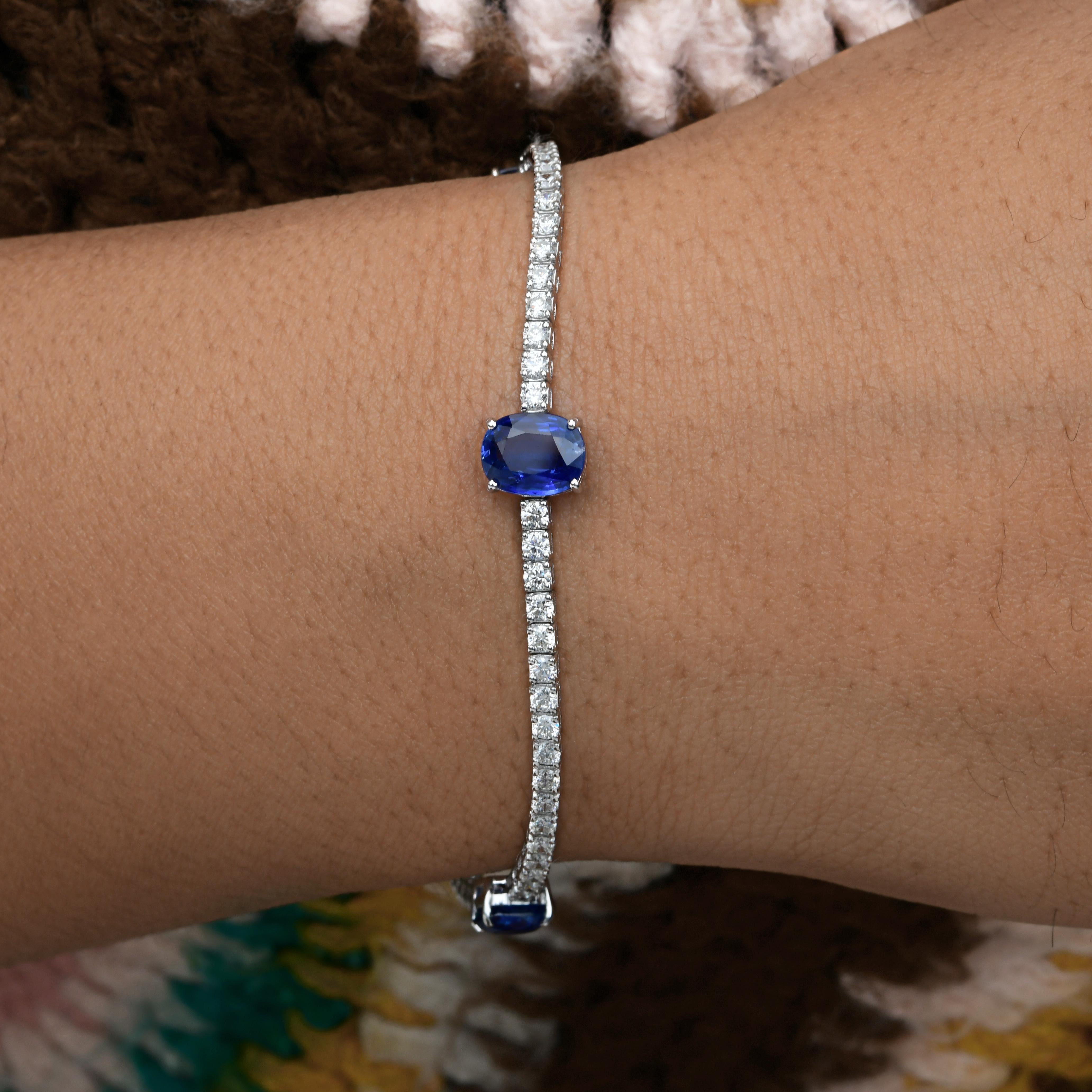 Armband aus 18 Karat Weißgold mit 3,76 Karat blauem Saphir und 2,38 Karat SI/H Diamant
Der größte Teil des Armbands besteht aus einer durchgehenden, flexiblen Linie kleiner, eng gefasster Diamanten. Drei größere, reichhaltige blaue Saphire sind in