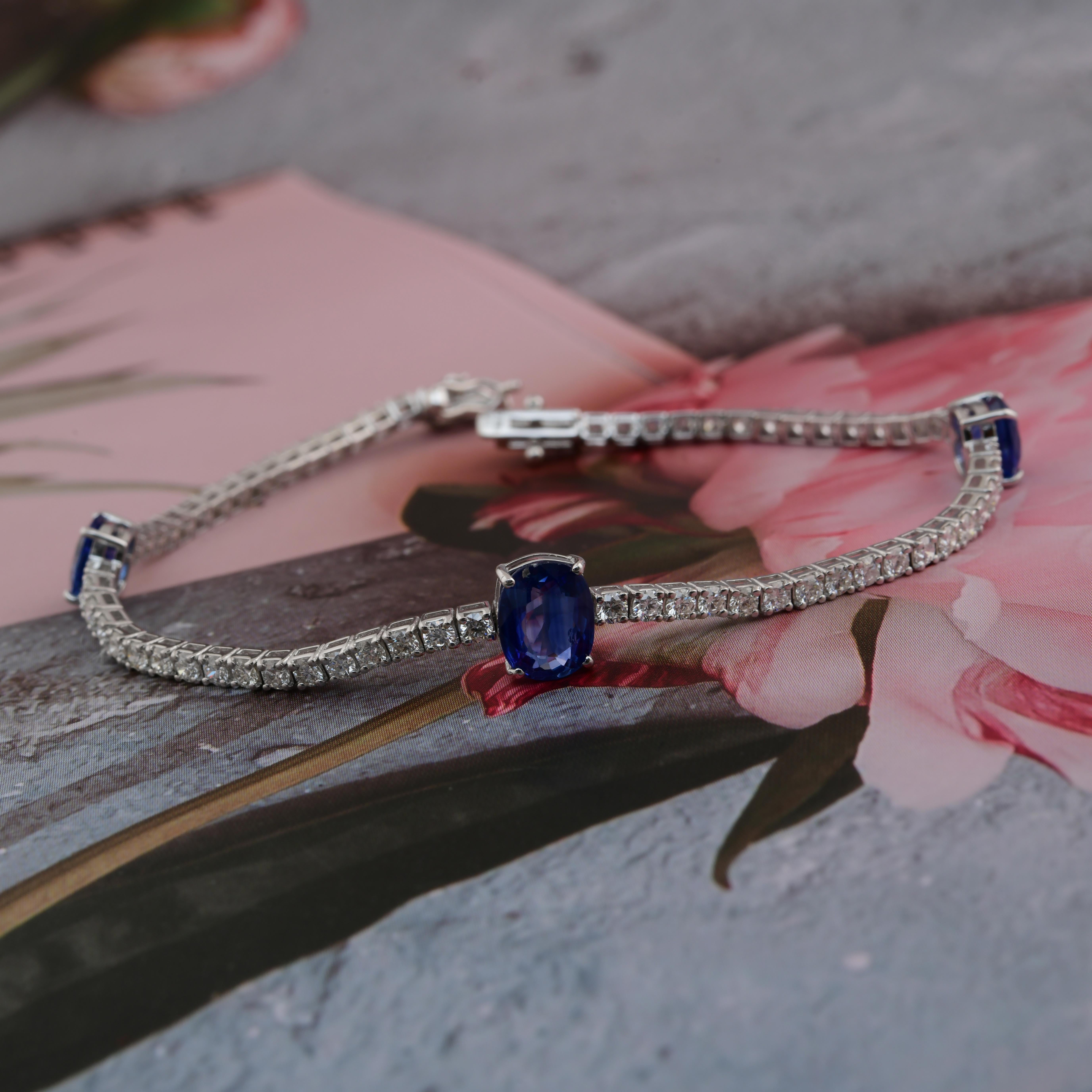 Modern 3.76 Carat Blue Sapphire 2.38 Carat SI/H Diamond 18 Karat White Gold Bracelet For Sale