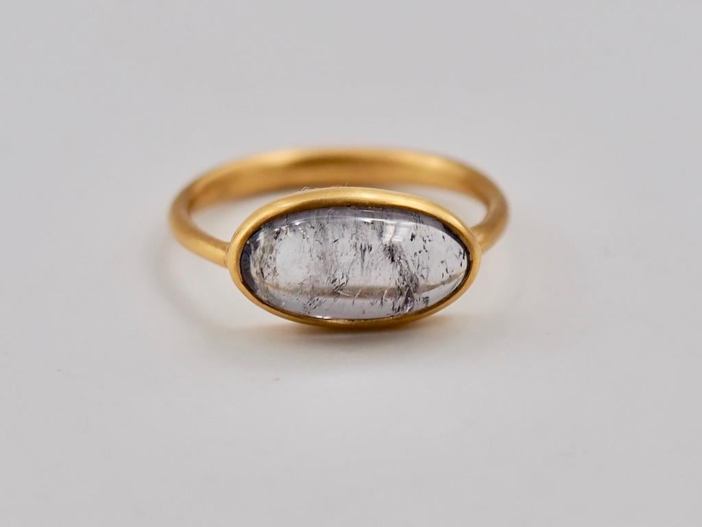 3,76 Karat Grauer Turmalin Oval Cabochon 22 Karat Gold Handgefertigter Cluster Ring im Angebot 3