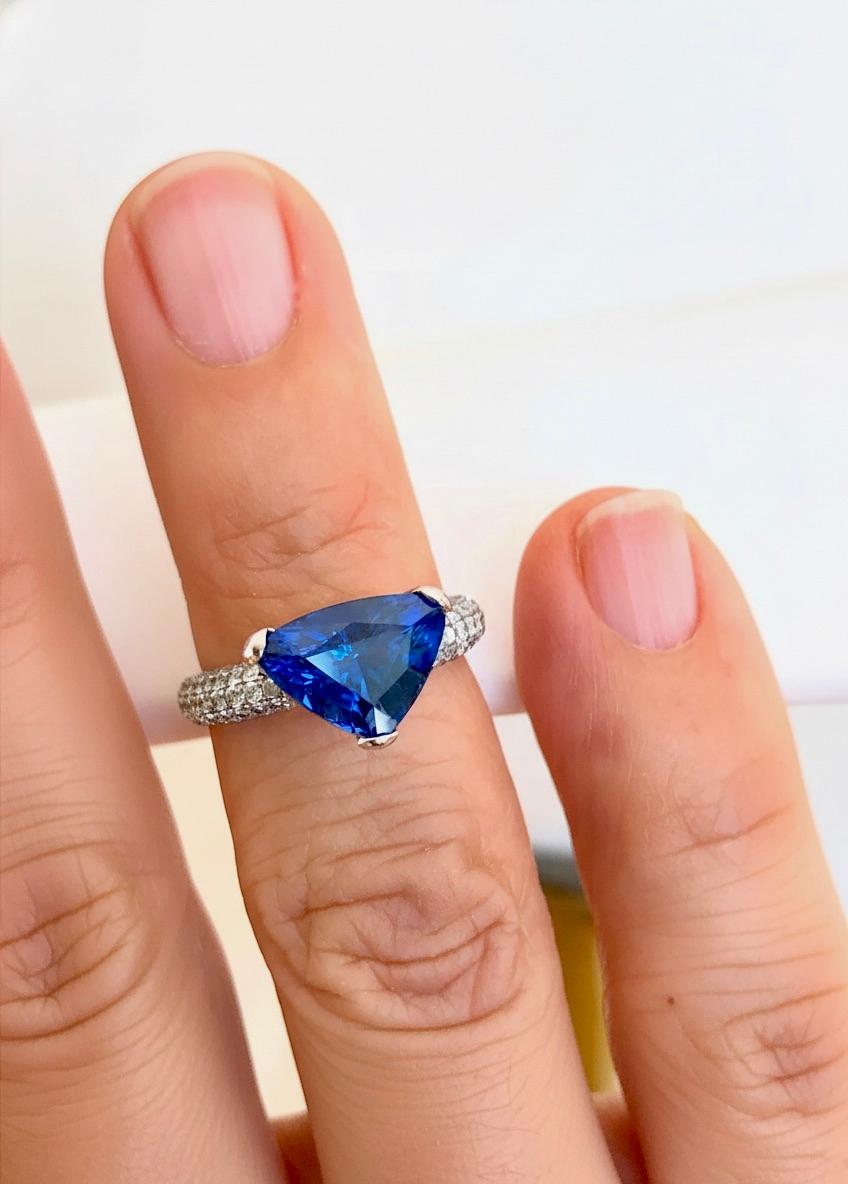 Taille trillion Bague de fiançailles en or blanc 18 carats avec saphir de 3,76 carats et diamants en vente