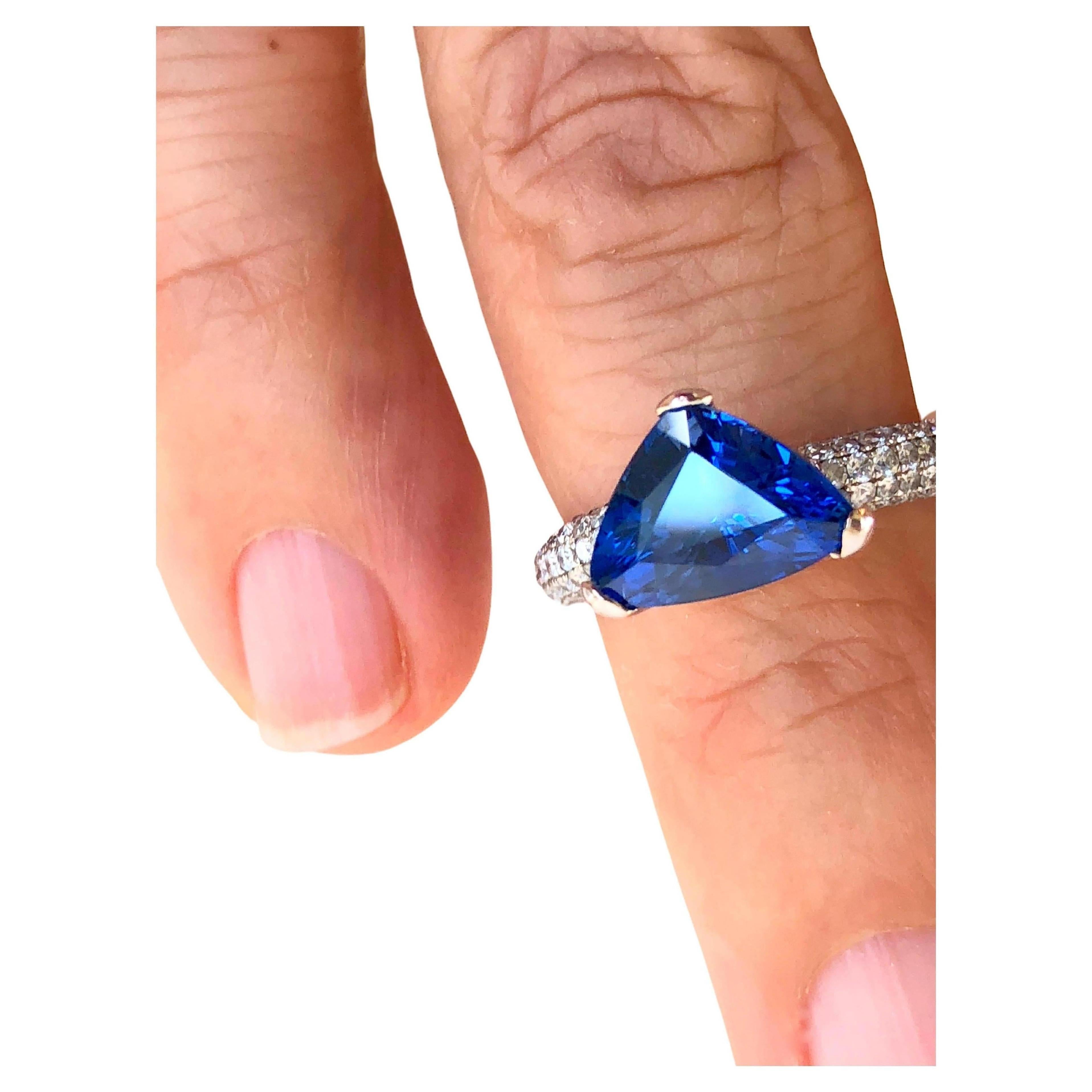 Bague de fiançailles en or blanc 18 carats avec saphir de 3,76 carats et diamants en vente 1