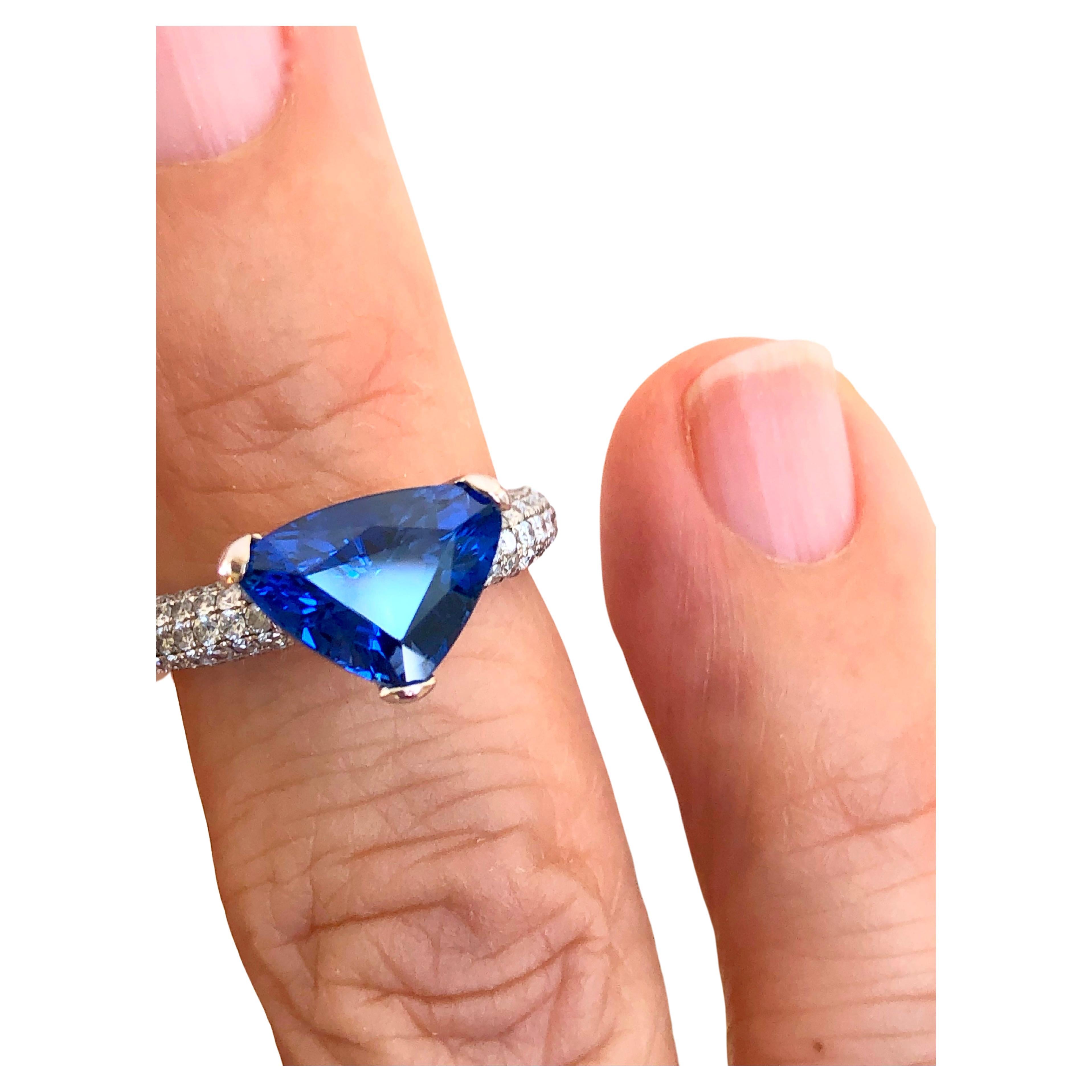 Questa tenuta ha uno straordinario zaffiro blu fiordaliso da 3,76 carati con diamanti incastonati, questo è un anello di fidanzamento e matrimonio in oro bianco 18k.
Pietra primaria: Zaffiro naturale
Peso dello zaffiro: 3,46 carati 
Forma o taglio