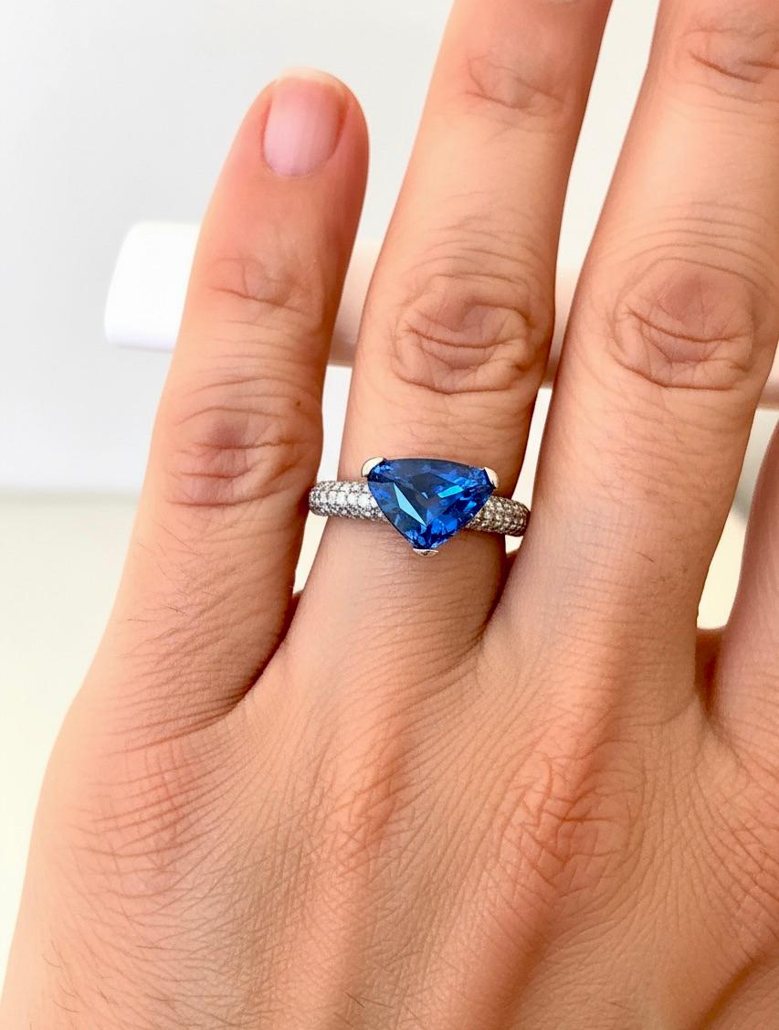 Bague de fiançailles en or blanc 18 carats avec saphir de 3,76 carats et diamants Pour femmes en vente