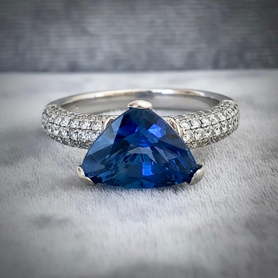Ce domaine possède un extraordinaire saphir bleu bleuet de 3,76 carats serti de diamants. Il s'agit d'une bague de mariage ou de fiançailles en or blanc 18 carats.
Pierre principale : Saphir naturel
Poids du saphir : 3,46 carats 
Forme ou taille du