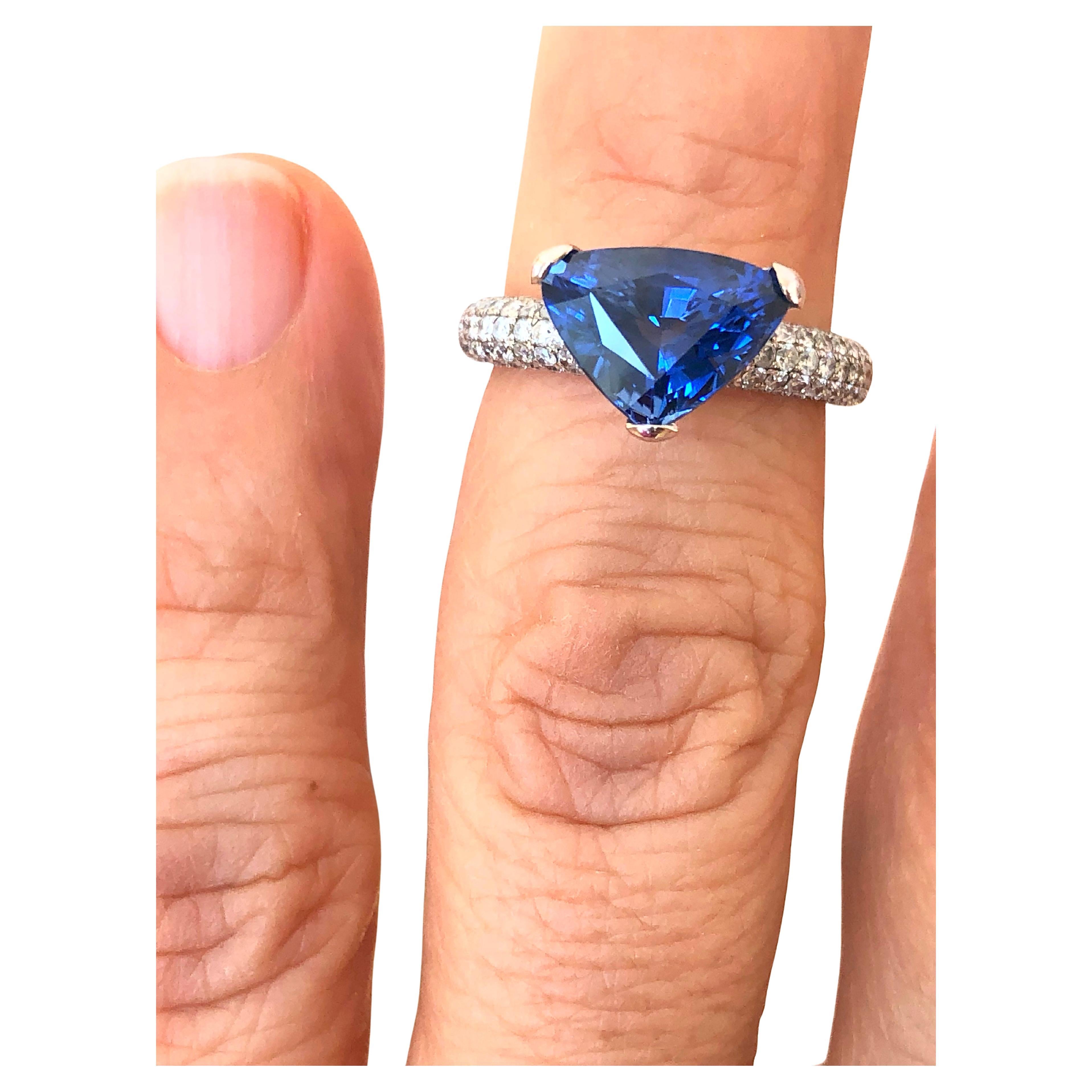 Bague de fiançailles en or blanc 18 carats avec saphir de 3,76 carats et diamants