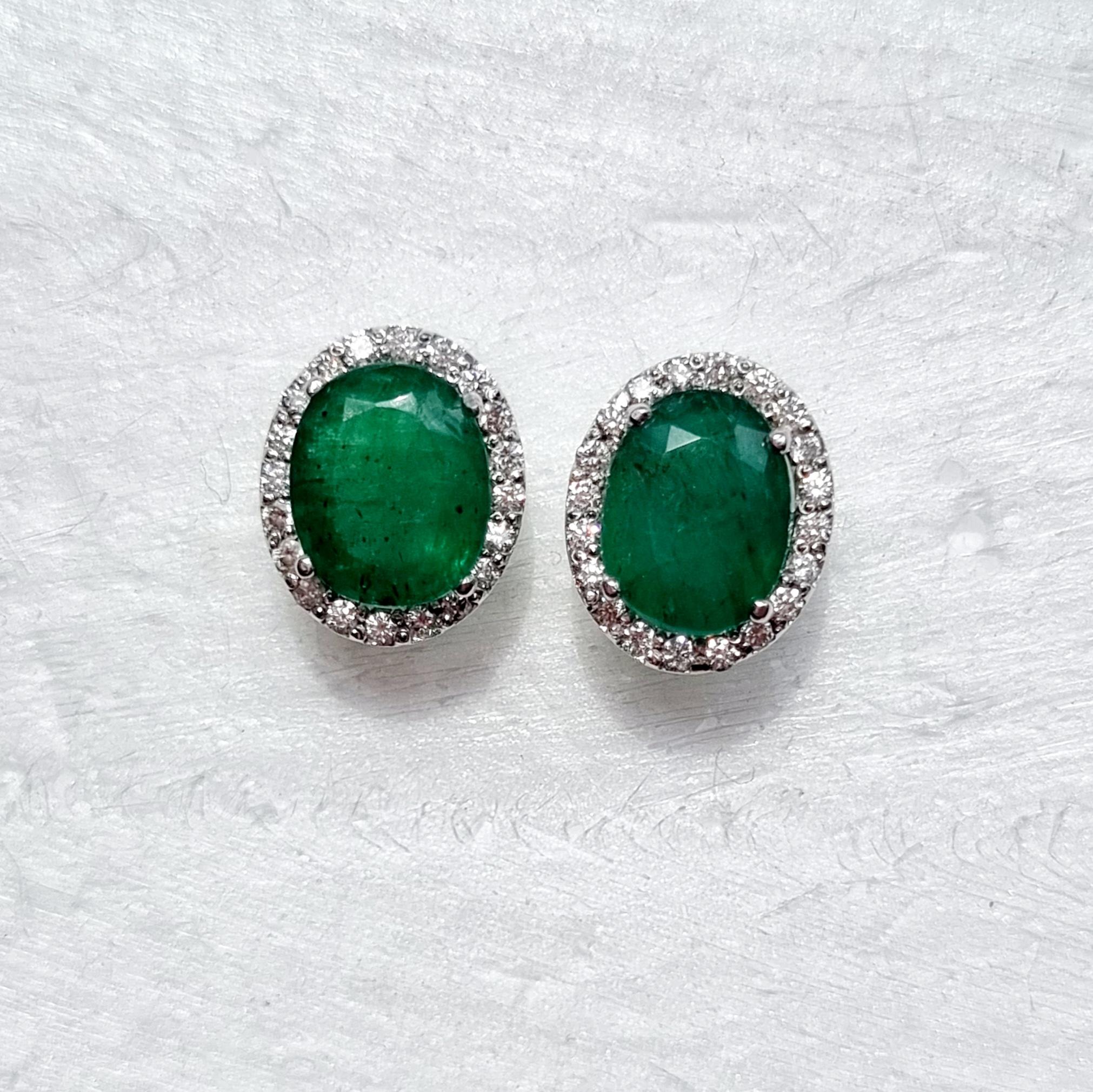 Halo Emerald Wedding Stud Earrings, Vintage Emerald Gold Wedding Earrings, Art Deco Emerald and Diamond Earring, Emerald Statement Earrings

Elegant halo earrings featuring oval cut green emerald & clear white natural diamonds. Heavy 4-prong halo