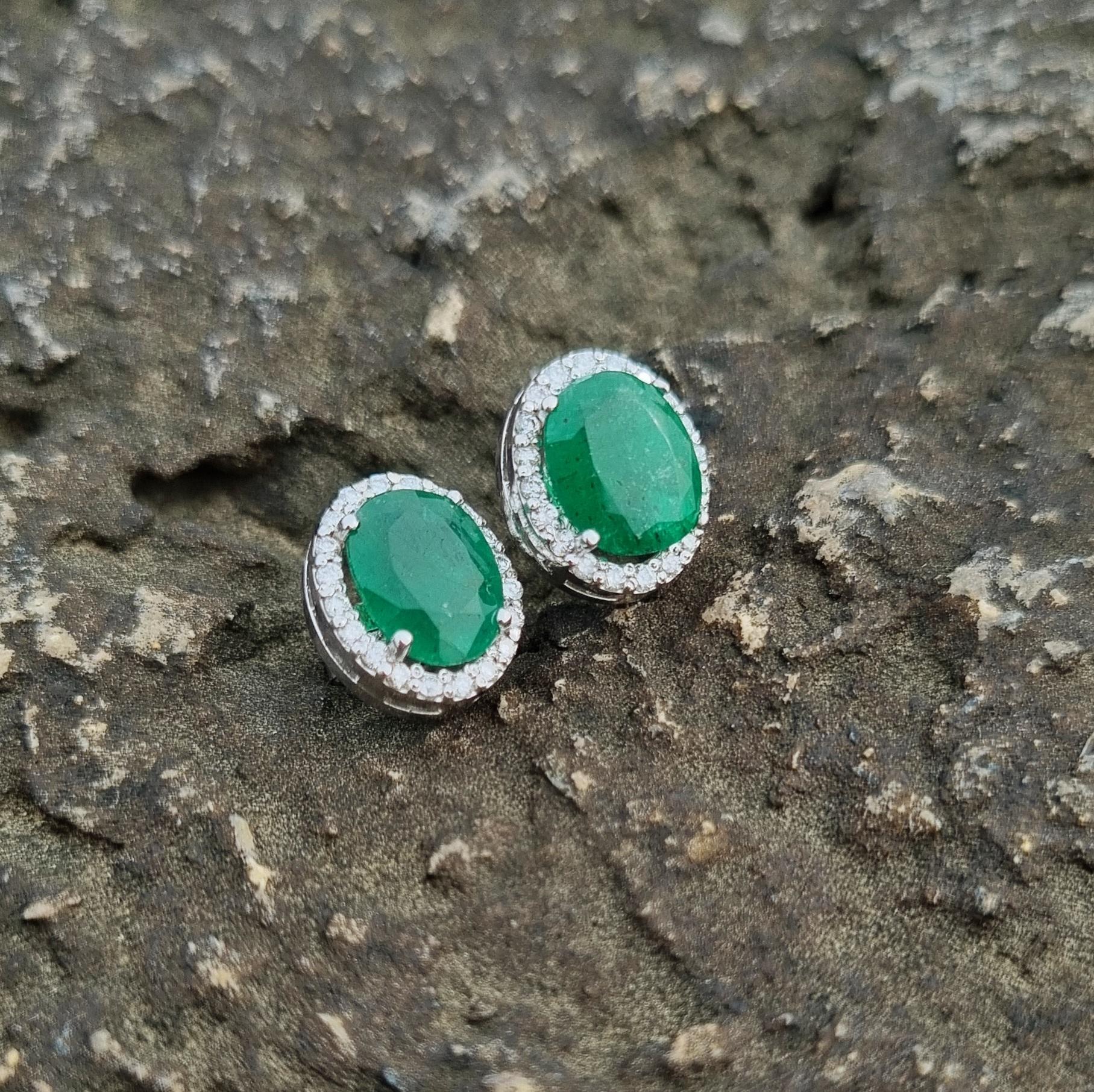 3.76 Halo Emerald and Diamonds Stud Earrings In New Condition For Sale In București, B