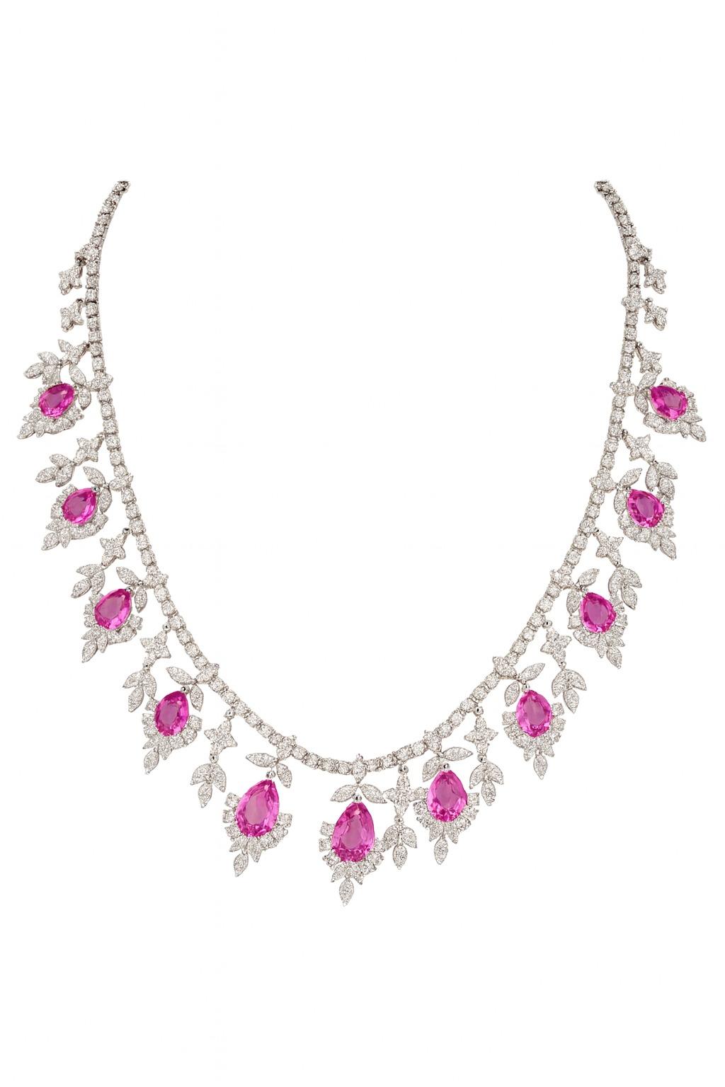 37,61 carati di zaffiro rosa naturale e collana di diamanti

Una straordinaria collana con un totale di 37,61 carati di gemme naturali. Il design presenta nove zaffiri rosa naturali a forma di pera del peso di 13,85 carati, splendidamente accentuati