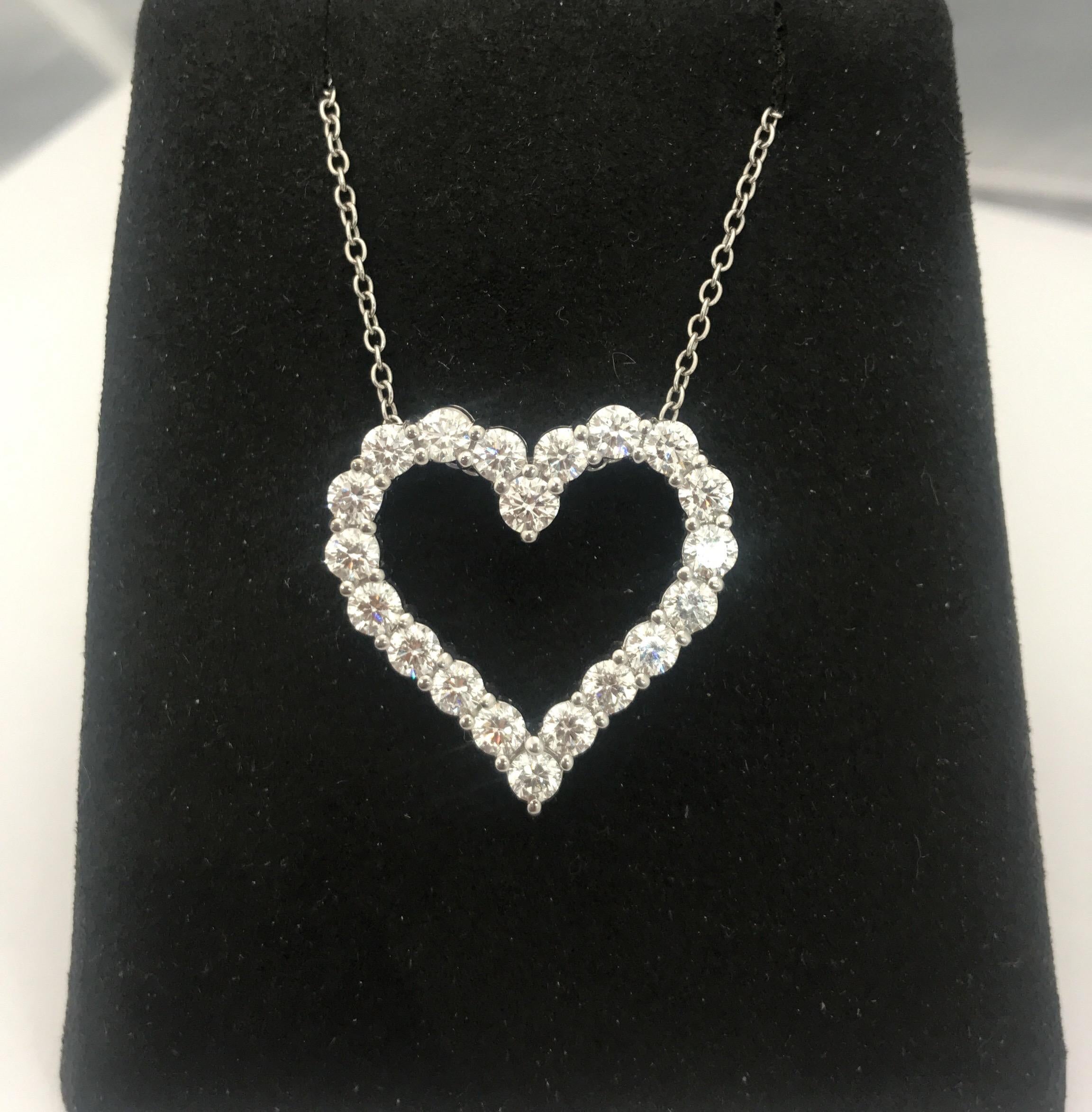 Contemporary 3.77 Carat Diamonds Gold Heart Pendant Necklace