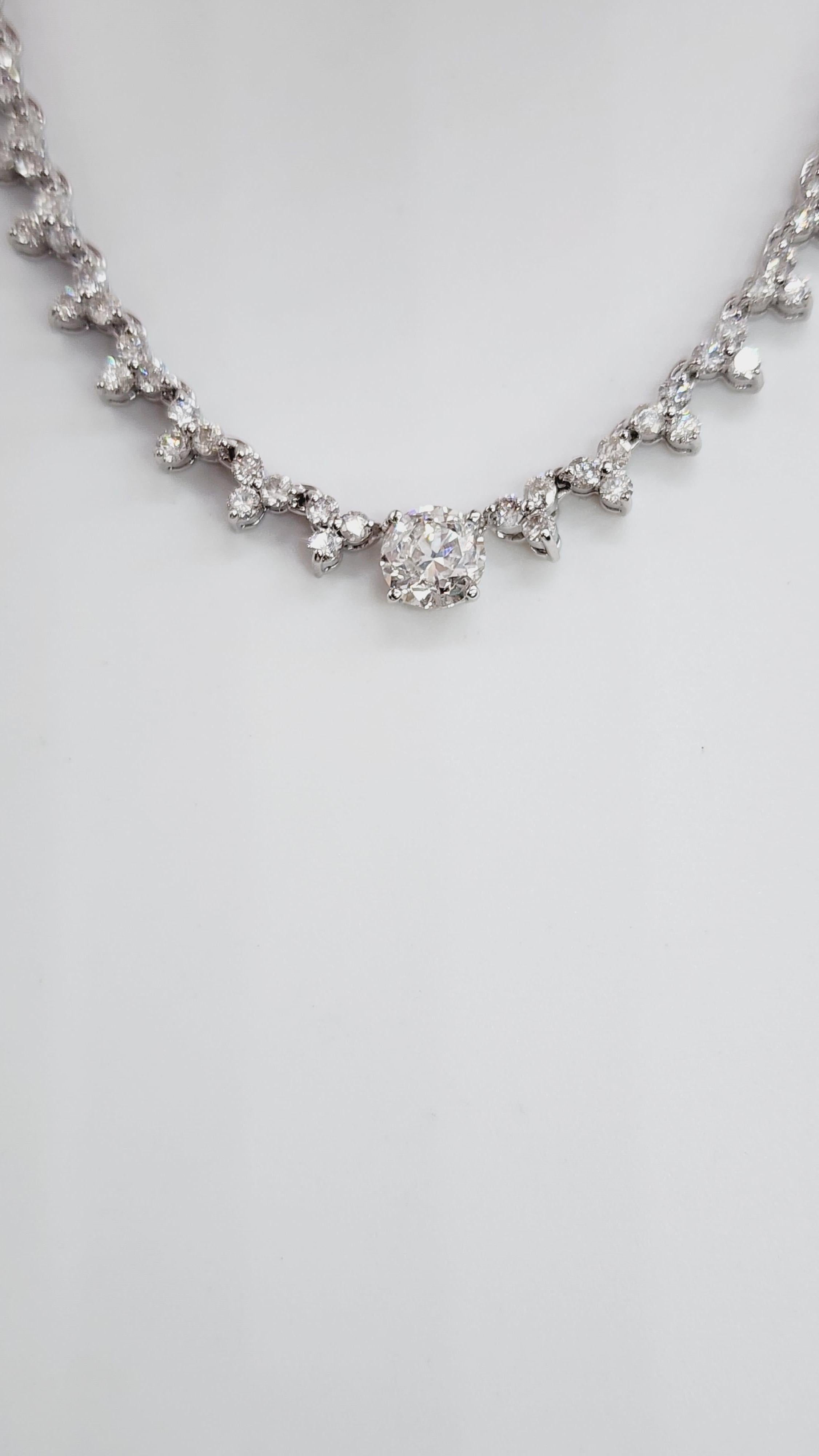 3.77 Carats Diamond Flower Shape White Gold Necklace 14 Karat 16'' For Sale 3