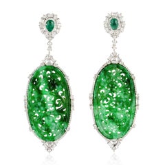 37,76 Karat geschnitzte Jade-Ohrringe mit Diamanten und Smaragden aus 18 Karat Weißgold