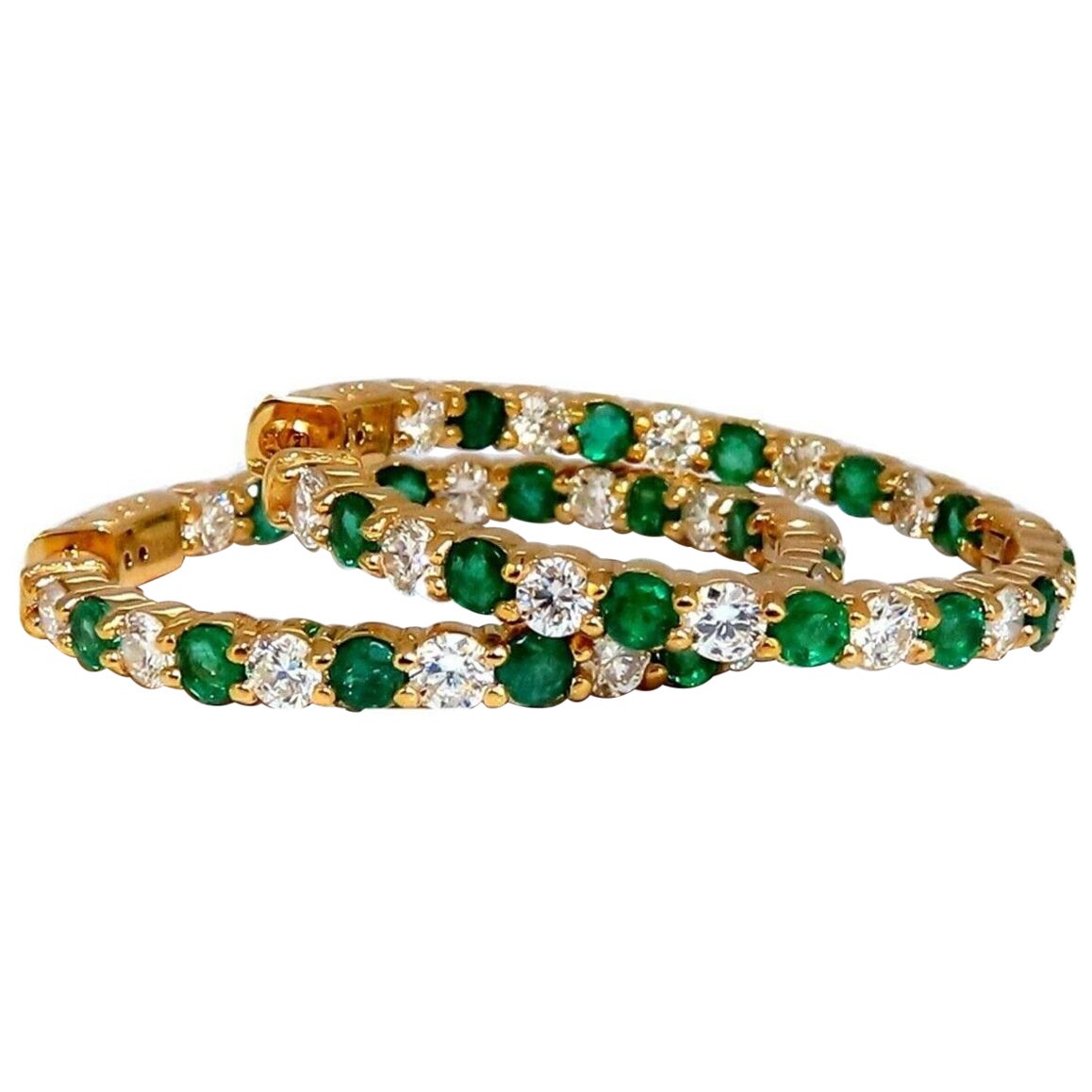 Orecchini a cerchio con diamanti smeraldo naturale 3,77ct in oro giallo 14kt Inside Out in vendita