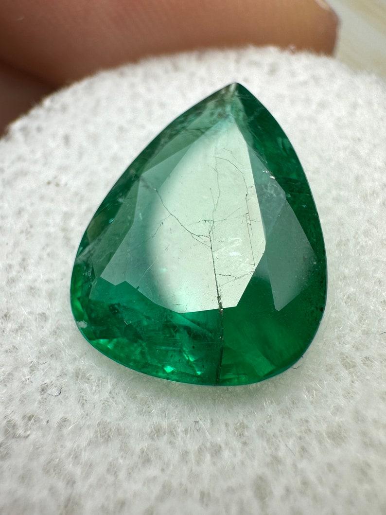 3,78 Karat 14x10 tiefgrüner sambischer Smaragd - Mai-Geburtsstein im Birnenschliff (Moderne) im Angebot