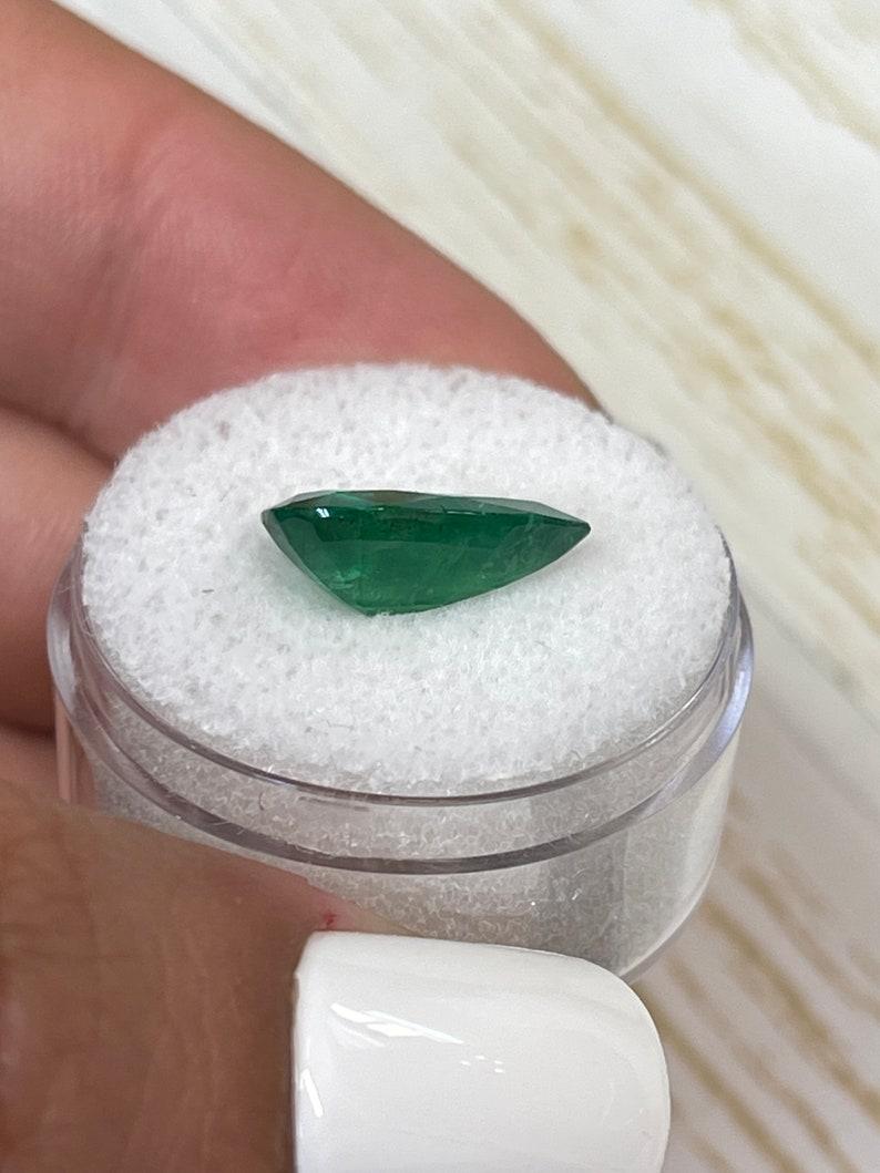 3,78 Karat 14x10 tiefgrüner sambischer Smaragd - Mai-Geburtsstein im Birnenschliff im Zustand „Neu“ im Angebot in Jupiter, FL