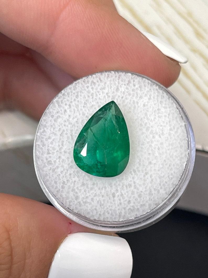 3,78 Karat 14x10 tiefgrüner sambischer Smaragd - Mai-Geburtsstein im Birnenschliff im Angebot 1