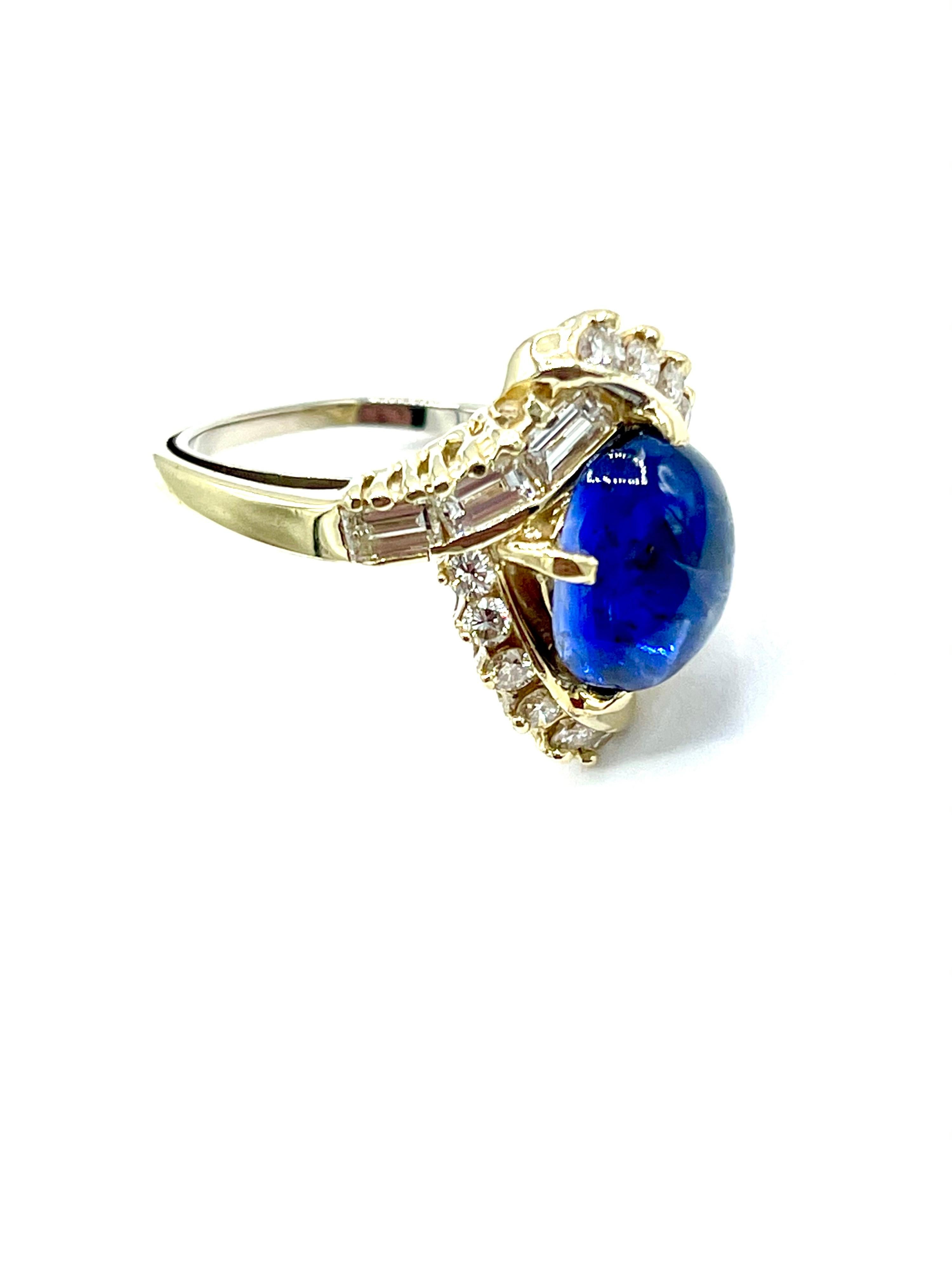 Women's or Men's 3.78 Carat Cabochon Sapphire and Diamond Yellow Gold Ring For Sale