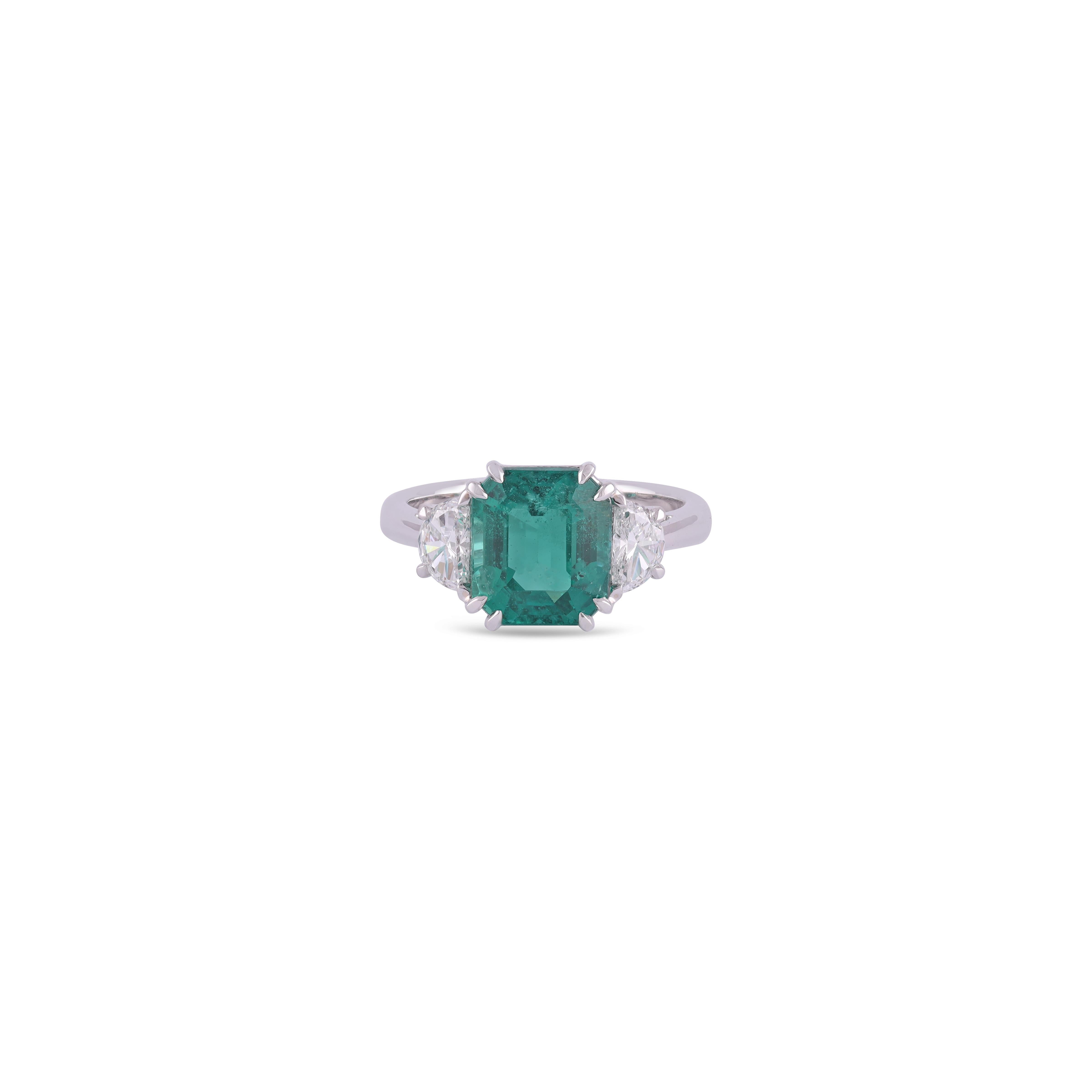 Contemporary 3.78 Carat Clear High Zambian Emerald & Diamond Ring in 18 Karat Gold For Sale