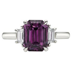 3,78 Karat GIA Smaragdschliff rosa lila Saphir Drei Stein Platin Ring