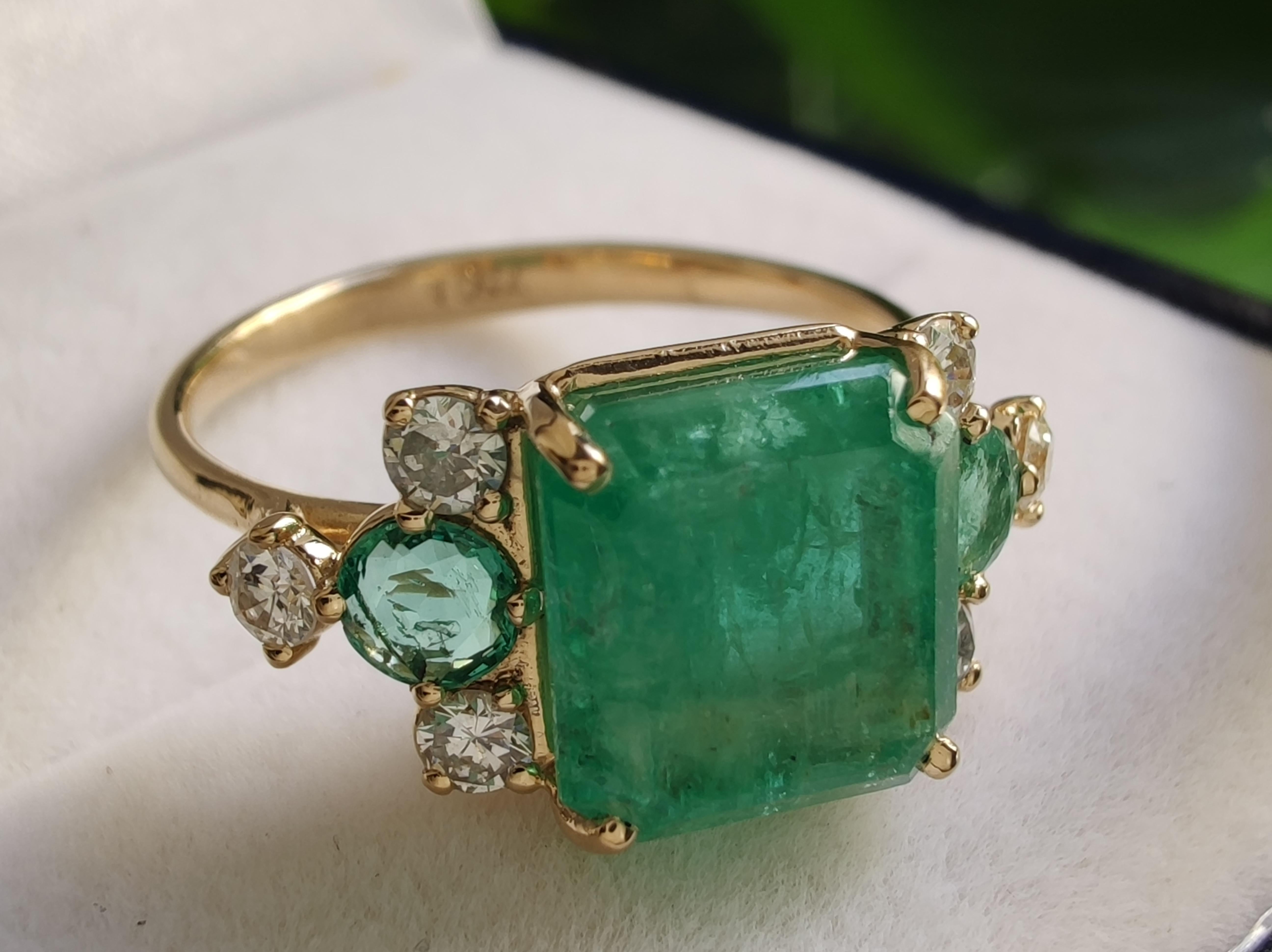 Artist 3.78 Carat Natural Emerald - Diamond - 18 Karat Solid Yellow Gold  Cocktail Ring