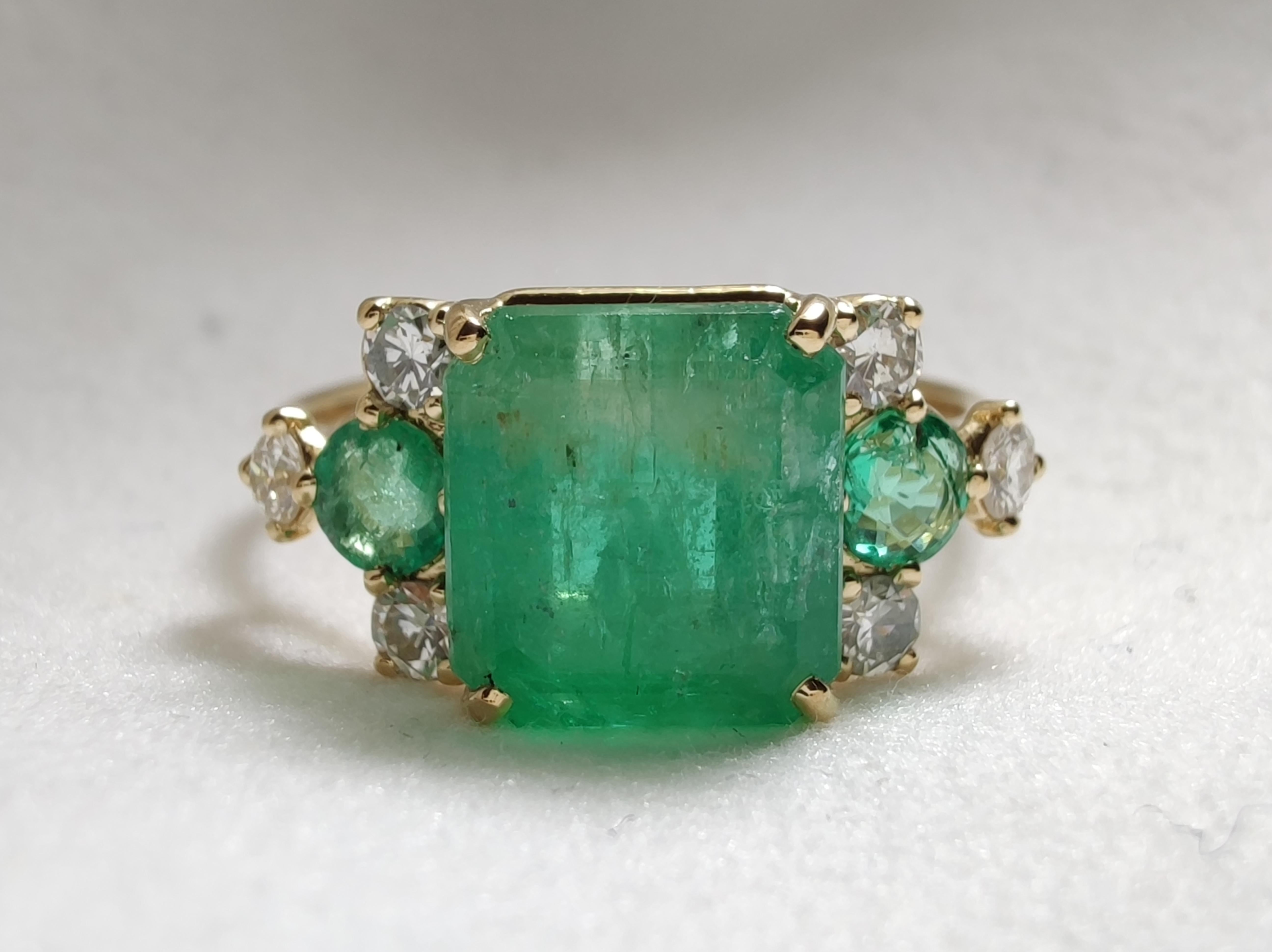 3.78 Carat Natural Emerald - Diamond - 18 Karat Solid Yellow Gold  Cocktail Ring In New Condition In Sant Josep de sa Talaia, IB
