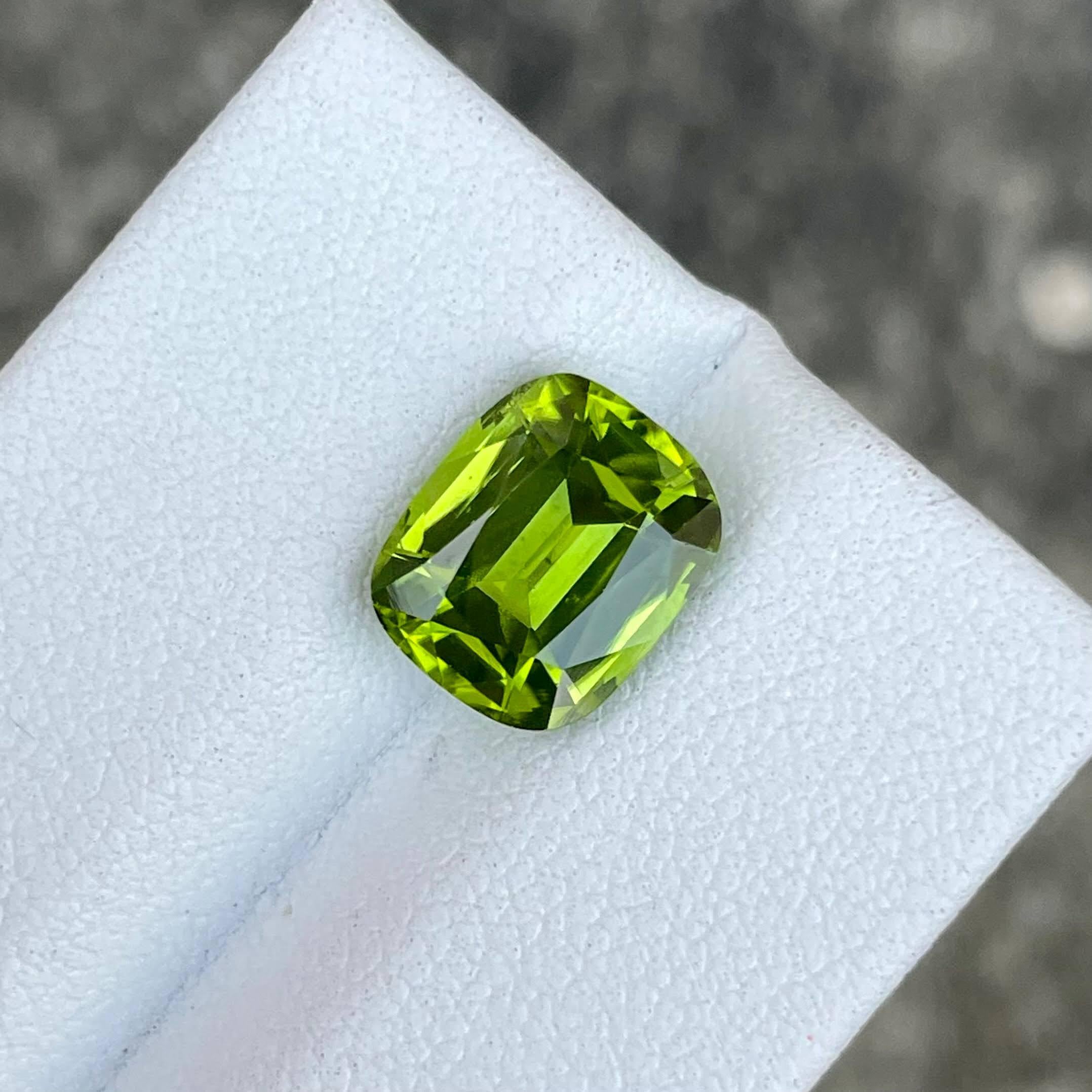 3.78 carats Green Peridot Stone Cushion Cut Natural Pakistani Gemstone In New Condition For Sale In Bangkok, TH