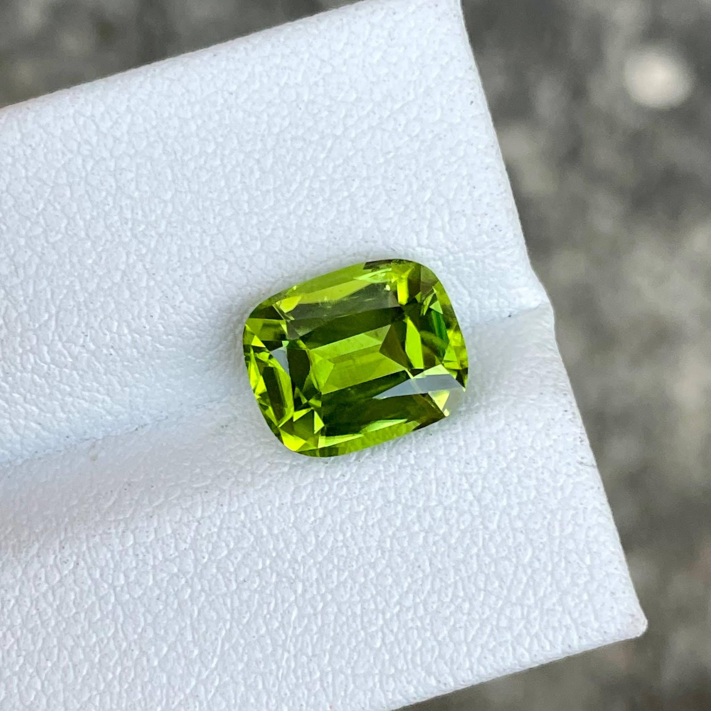 3.78 carats Green Peridot Stone Cushion Cut Natural Pakistani Gemstone For Sale 1