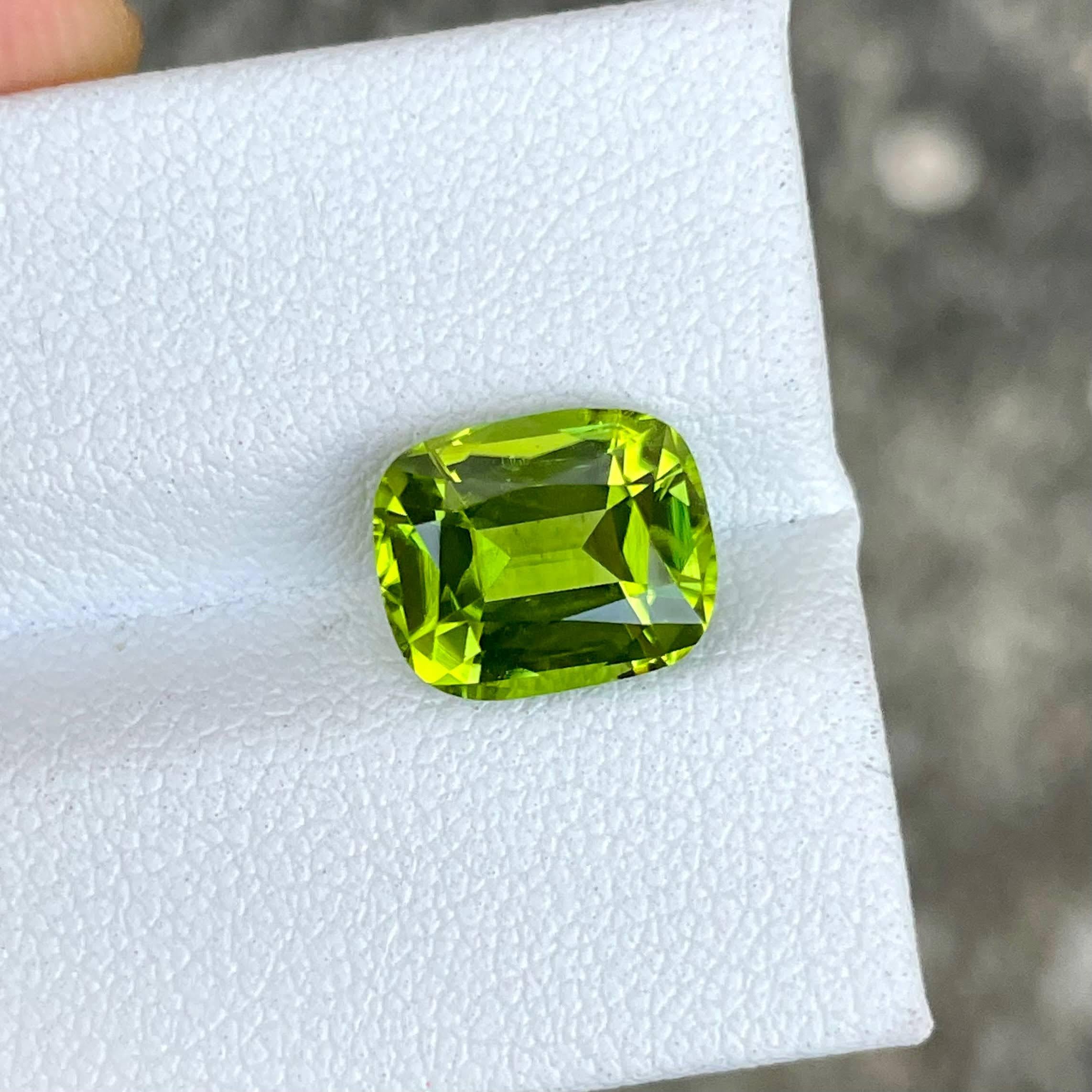 3.78 carats Green Peridot Stone Cushion Cut Natural Pakistani Gemstone For Sale 3