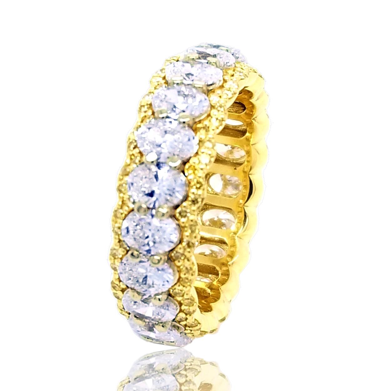 Memoryring mit 3,78 Karat ovaler Diamant in Shared Prong mit Pavé-Fassung und gelbem Rand im Zustand „Neu“ im Angebot in Los Angeles, CA