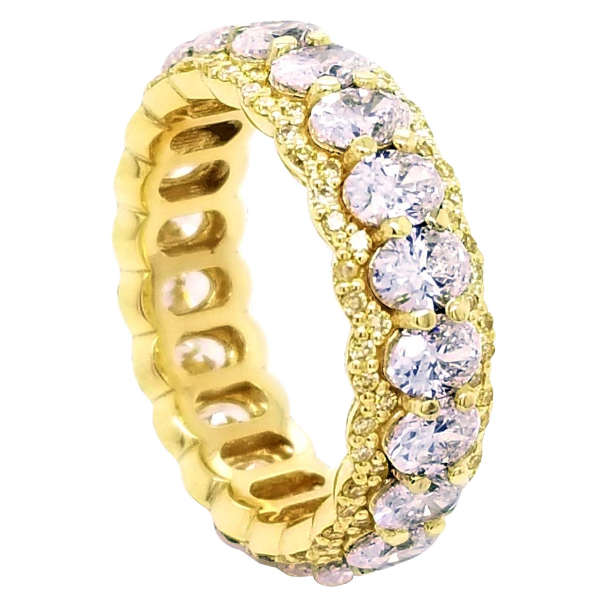 Bague d'éternité à griffes partagées en diamants ovales de 3,78 carats avec bord jaune fantaisie serti en pavé