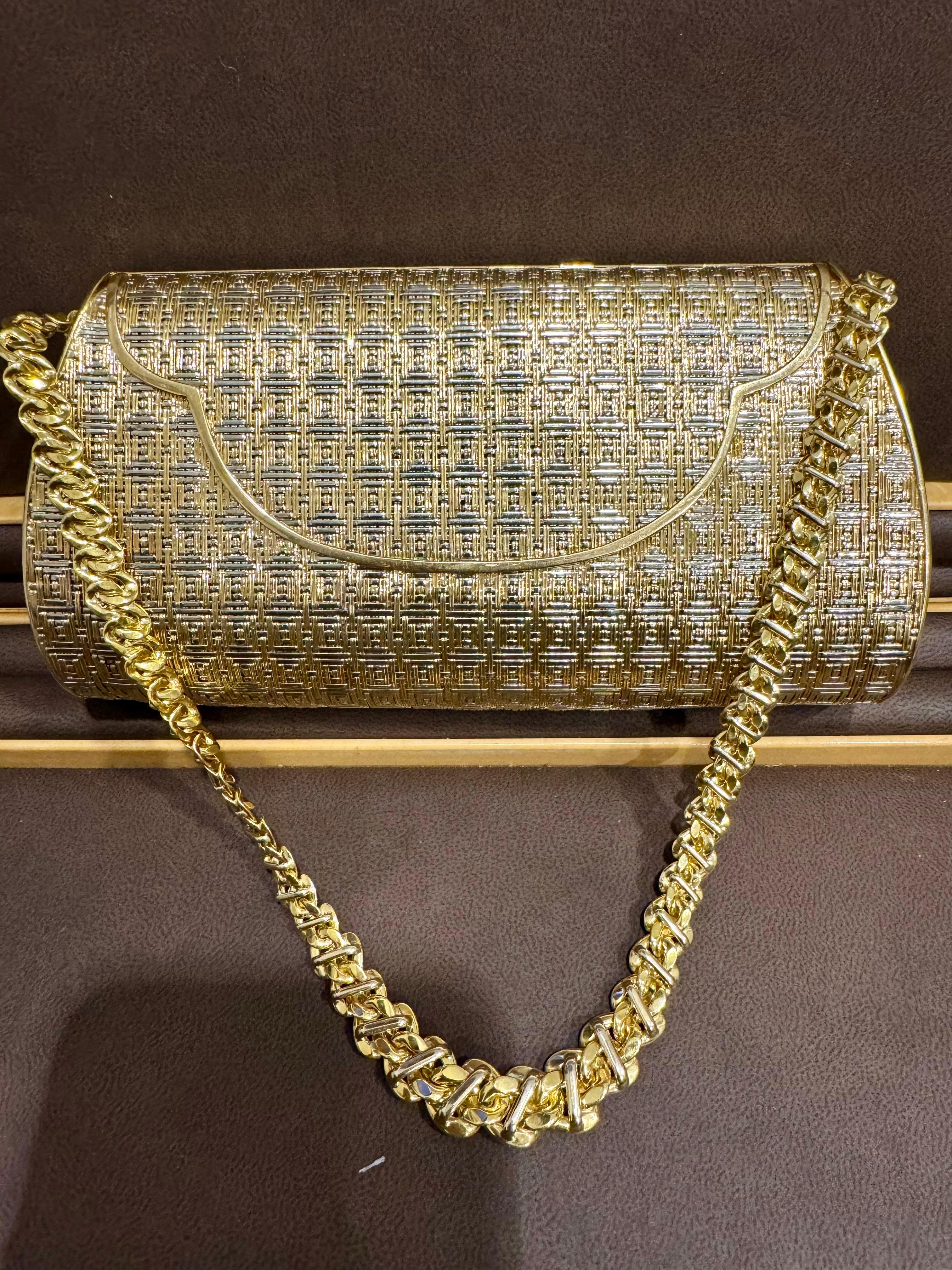 Art Deco  378 Gm of 18 Karat Yellow Gold Mesh Clutch Handbag with Shoulder Chain, Vintage