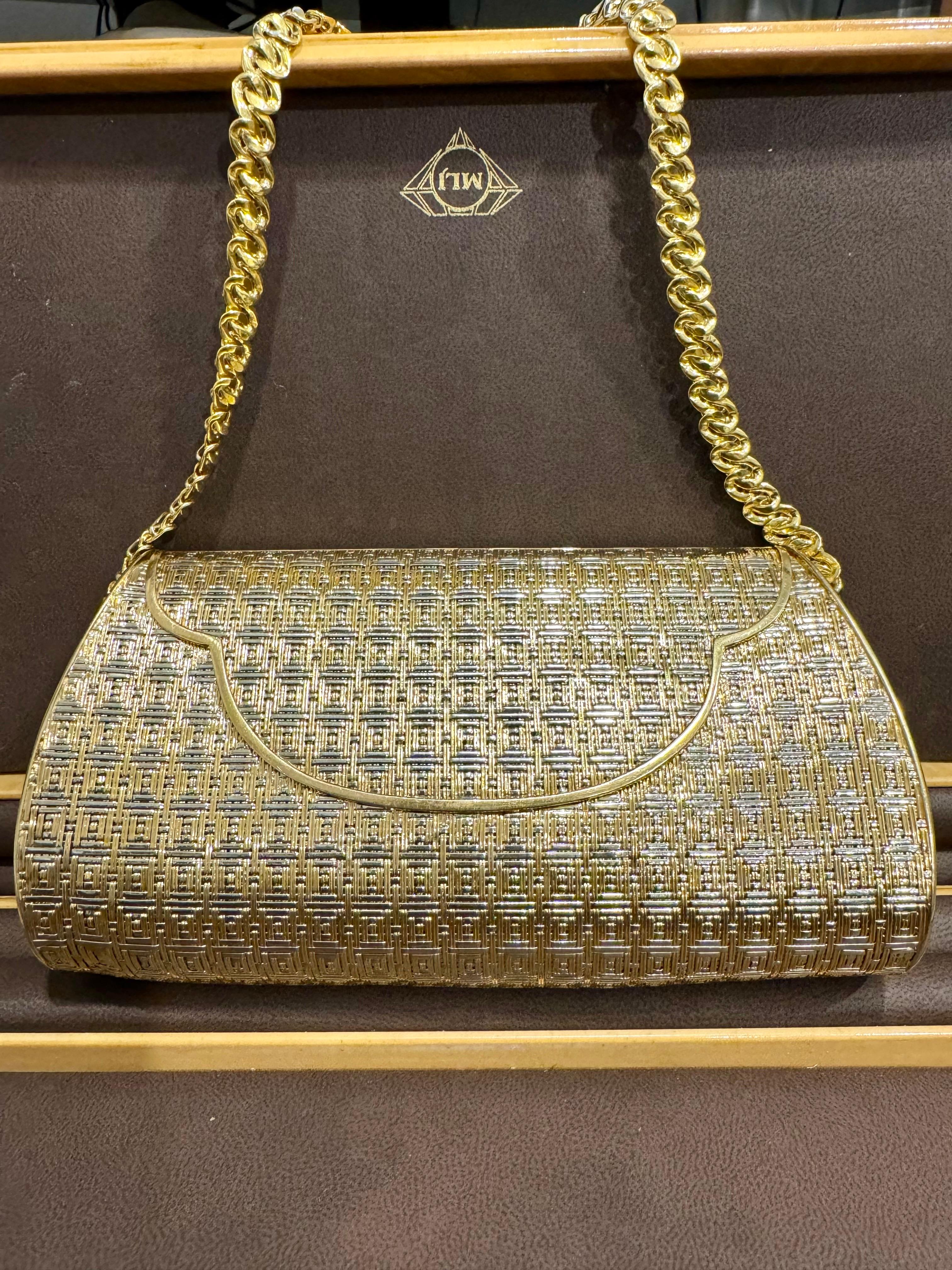  378 Gm of 18 Karat Yellow Gold Mesh Clutch Handbag with Shoulder Chain, Vintage In Excellent Condition In New York, NY