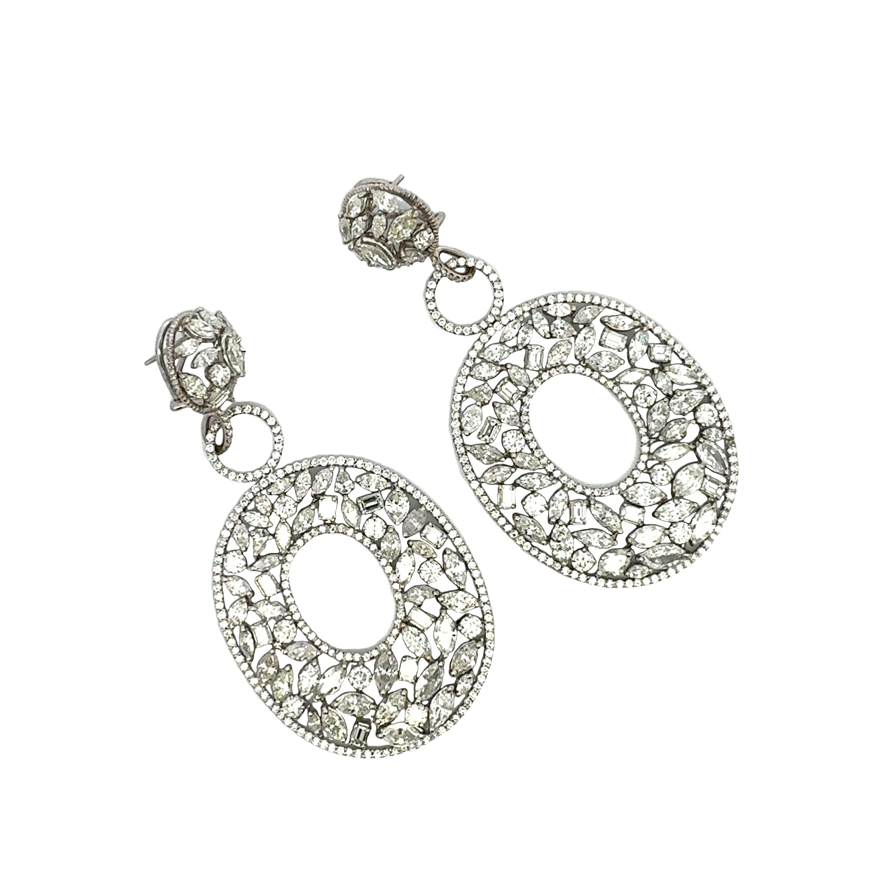 Donna Orecchini pendenti in oro bianco 18 carati con diamante da 37,82 carati in vendita