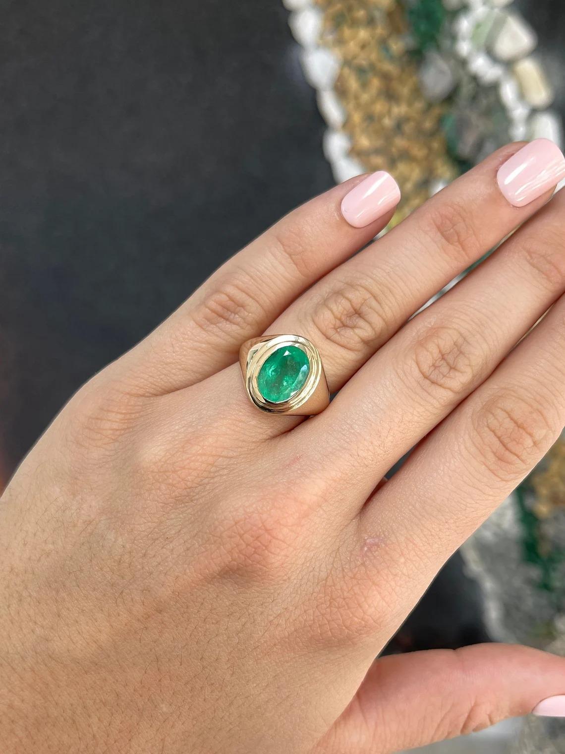 Moderno 3,78ct 14K Solitario Grande Ovale Medio Giallo Smeraldo Colombiano Unisex Lunetta Rin in vendita