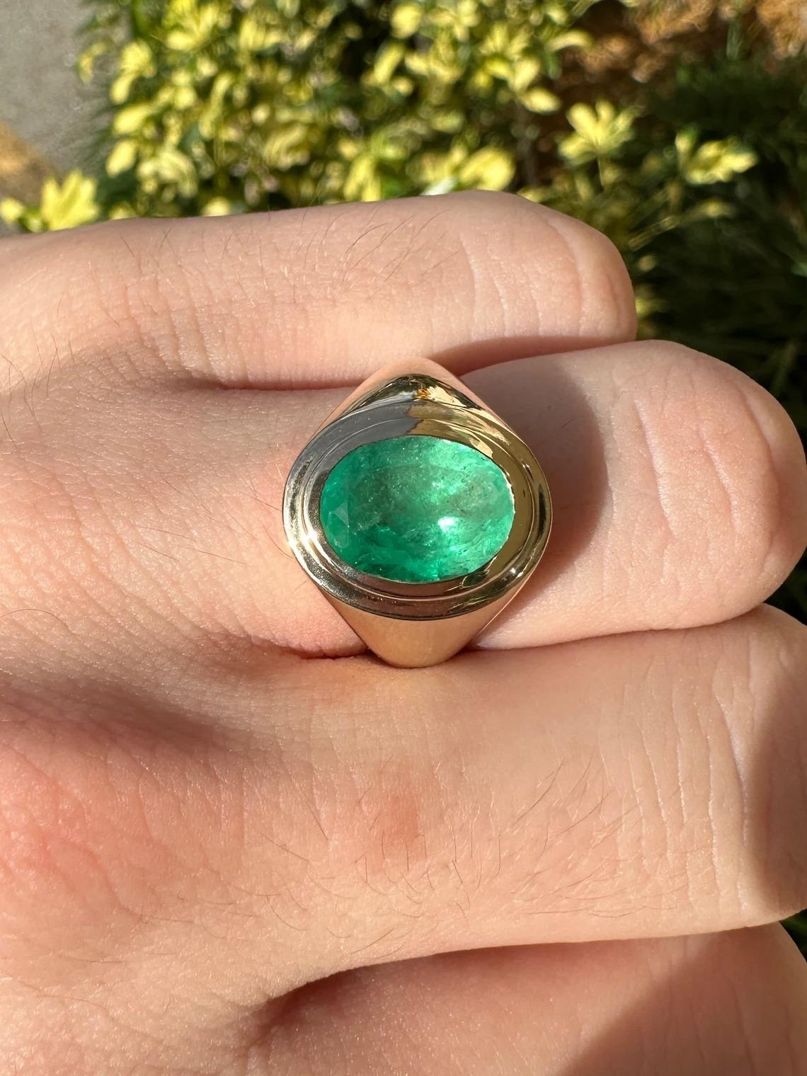 3,78ct 14K Solitario Grande Ovale Medio Giallo Smeraldo Colombiano Unisex Lunetta Rin in vendita 1