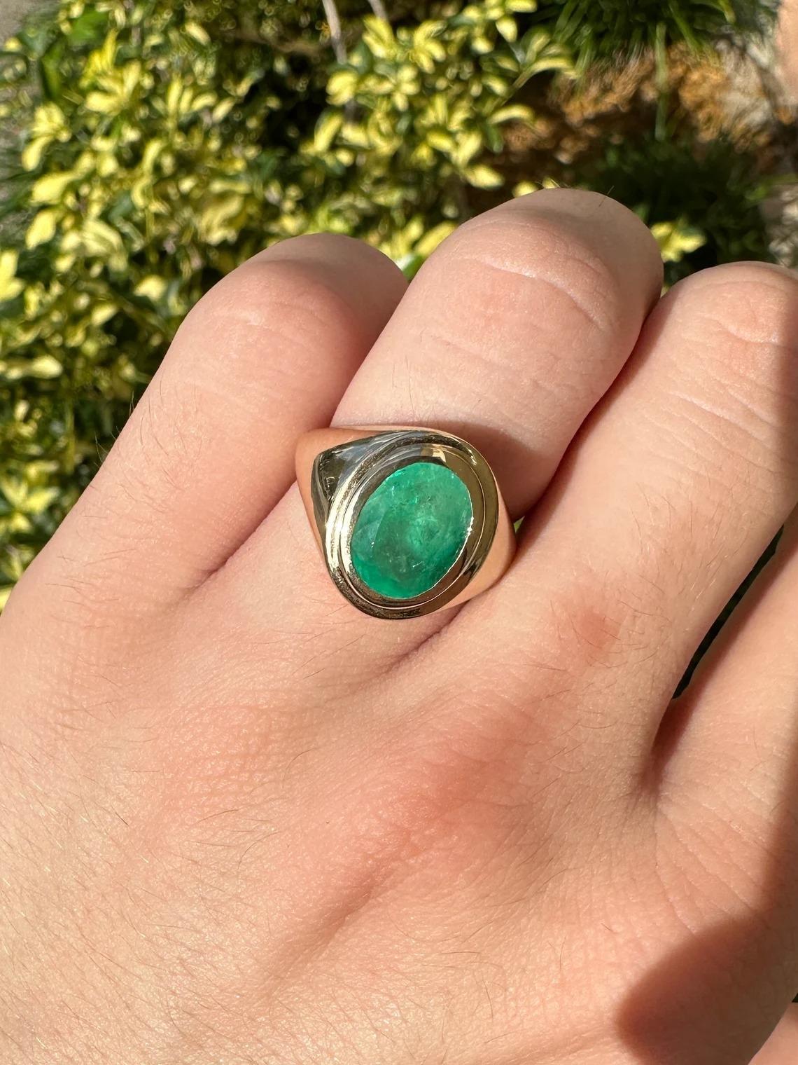 3,78ct 14K Solitario Grande Ovale Medio Giallo Smeraldo Colombiano Unisex Lunetta Rin in vendita 2