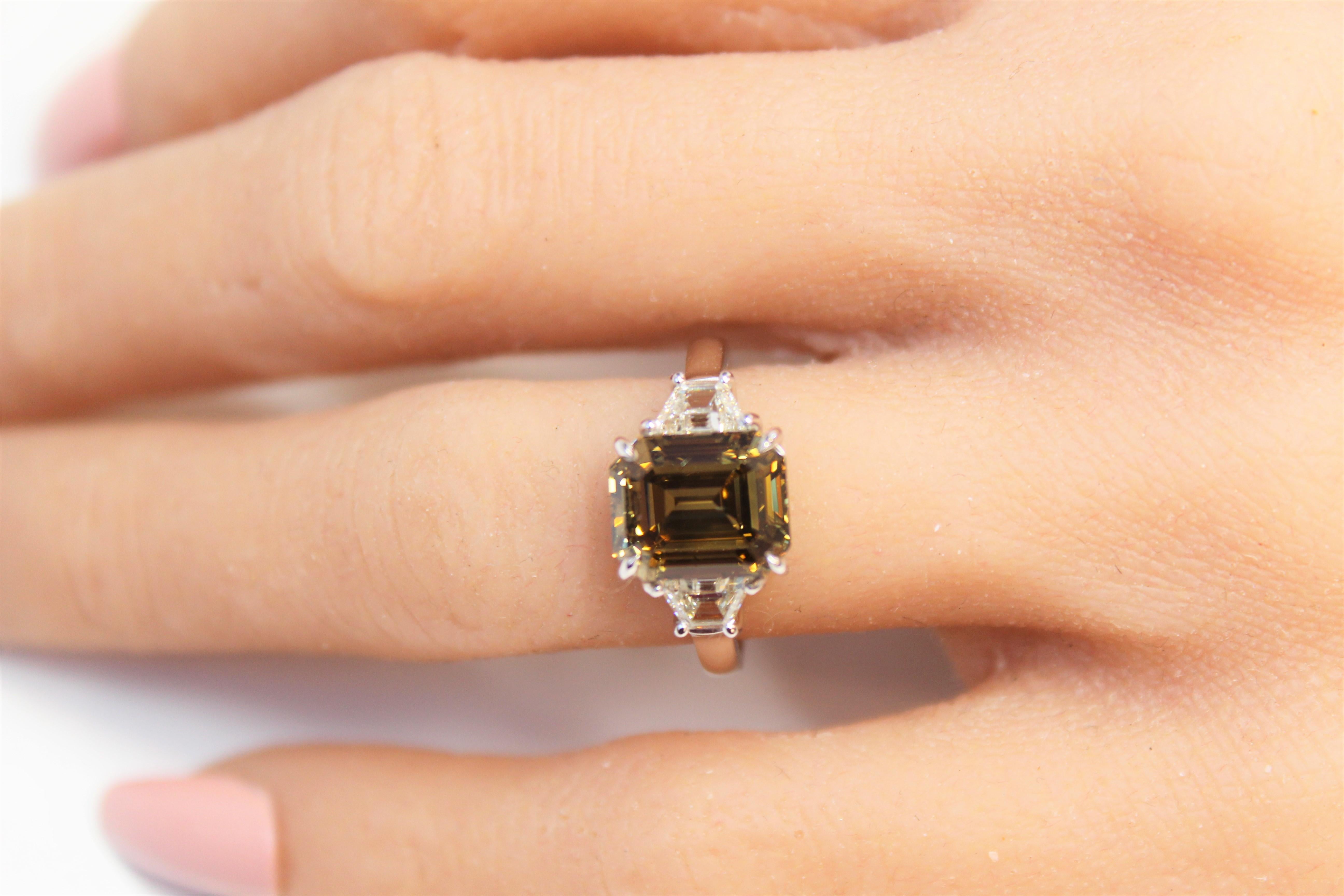 3,79 Karat Smaragdschliff Ausgefallener brauner Diamant und Diamantring aus 18 Karat Weißgold (Zeitgenössisch) im Angebot