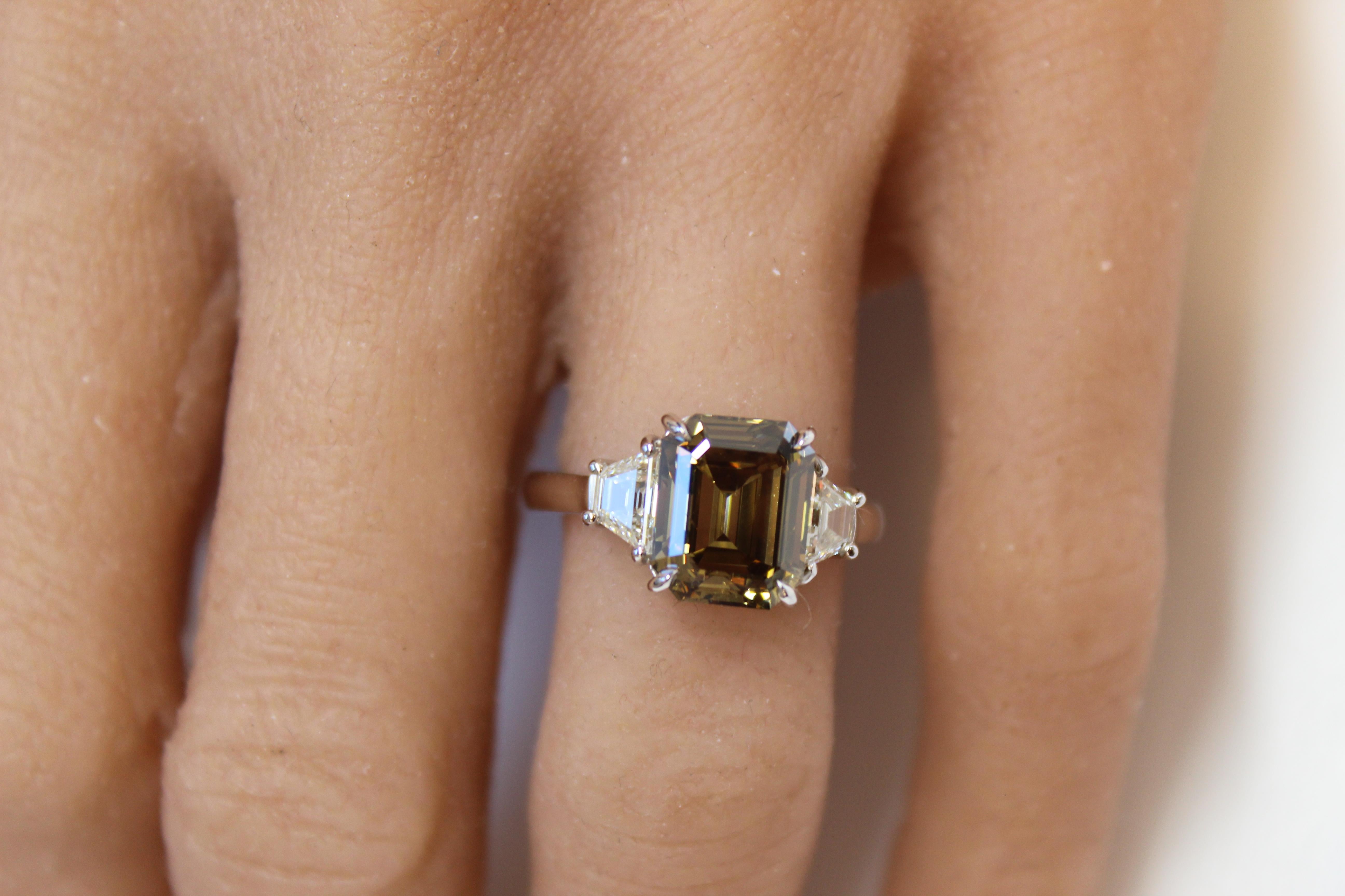 3,79 Karat Smaragdschliff Ausgefallener brauner Diamant und Diamantring aus 18 Karat Weißgold (Kissenschliff) im Angebot