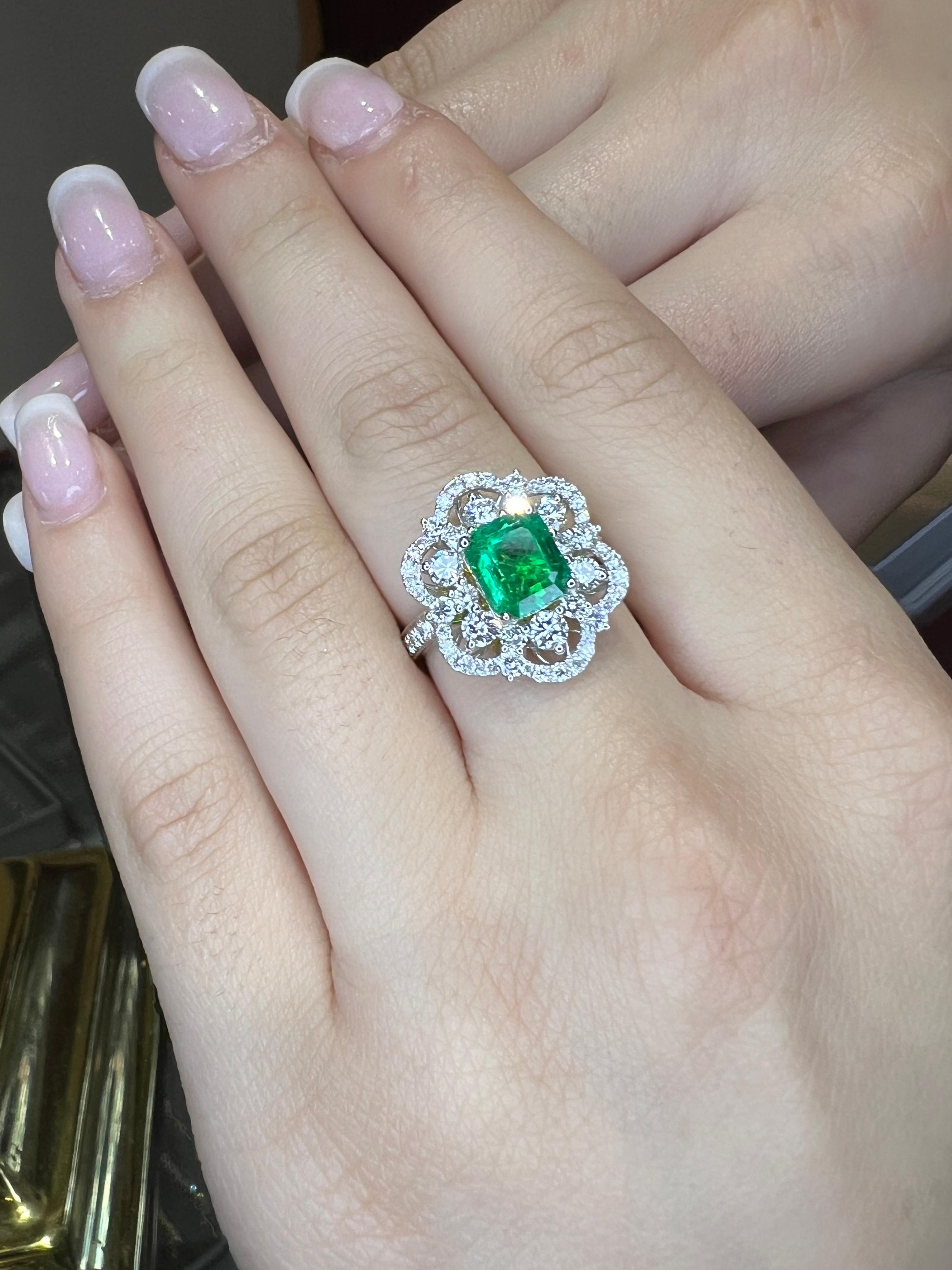 Eleganter Smaragdring mit grasgrünem, saftigem Mittelstein, Mittelstein im Stufenschliff. Massiver 18 Karat Weißgold (750er Punze), Diamant und Smaragd-Cocktailring mit einem großen Mittelstein von 2,00 Karat. Die Farbe und der Glanz dieses Steins