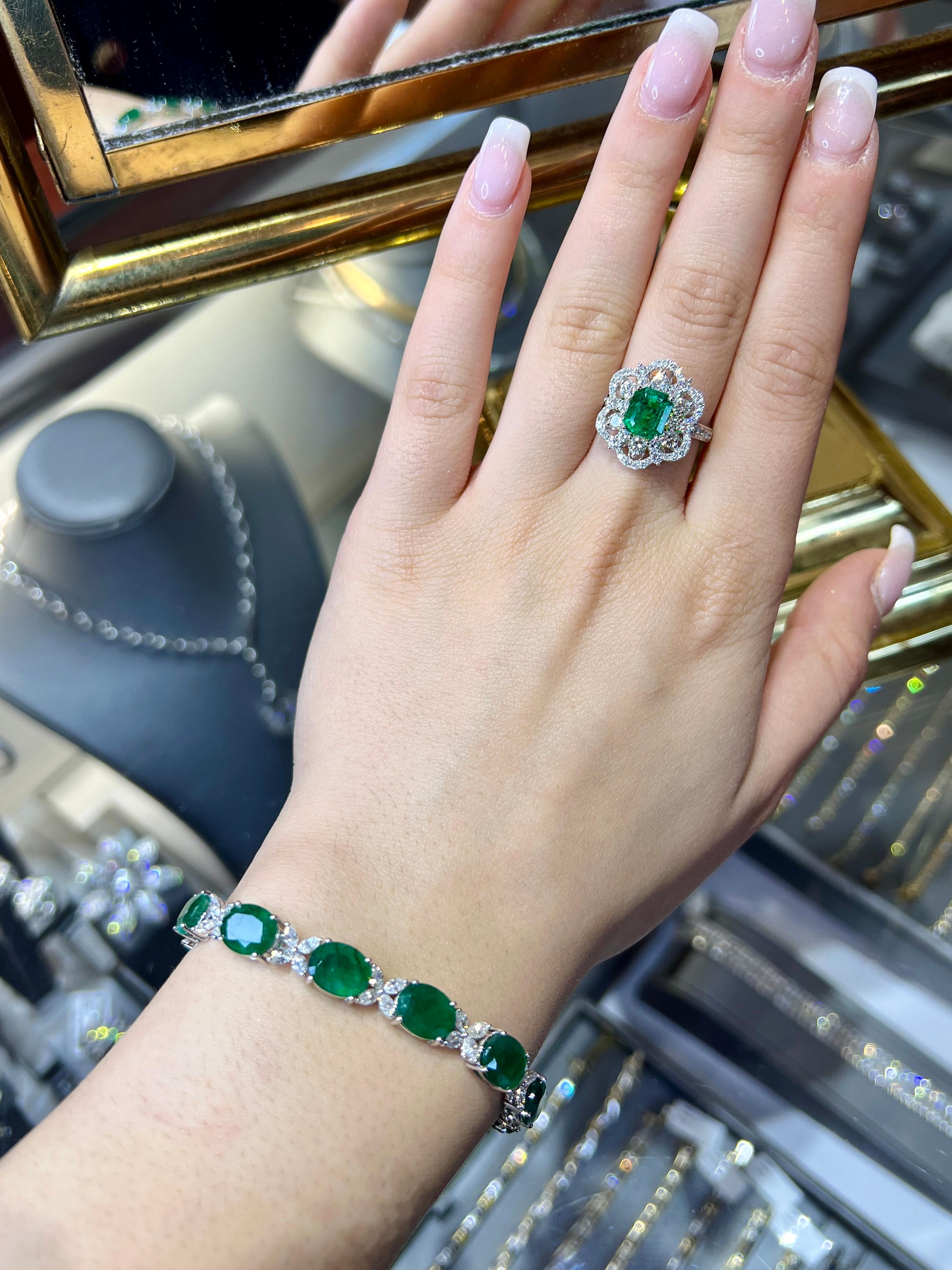 Ring aus 3,79 Karat Weißgold mit 18 Karat Diamant und Smaragd (Rokoko) im Angebot