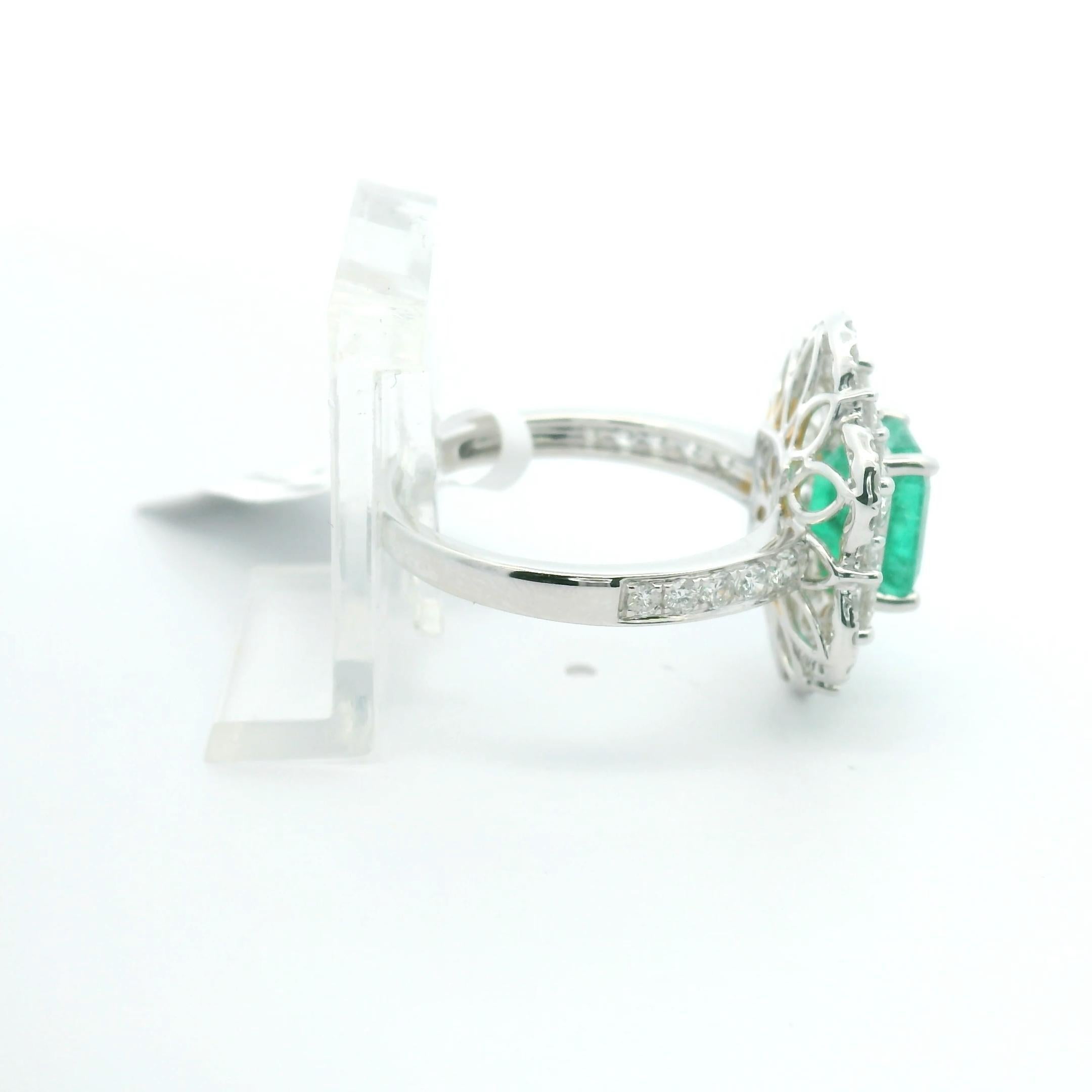 Ring aus 3,79 Karat Weißgold mit 18 Karat Diamant und Smaragd im Zustand „Neu“ im Angebot in Great Neck, NY