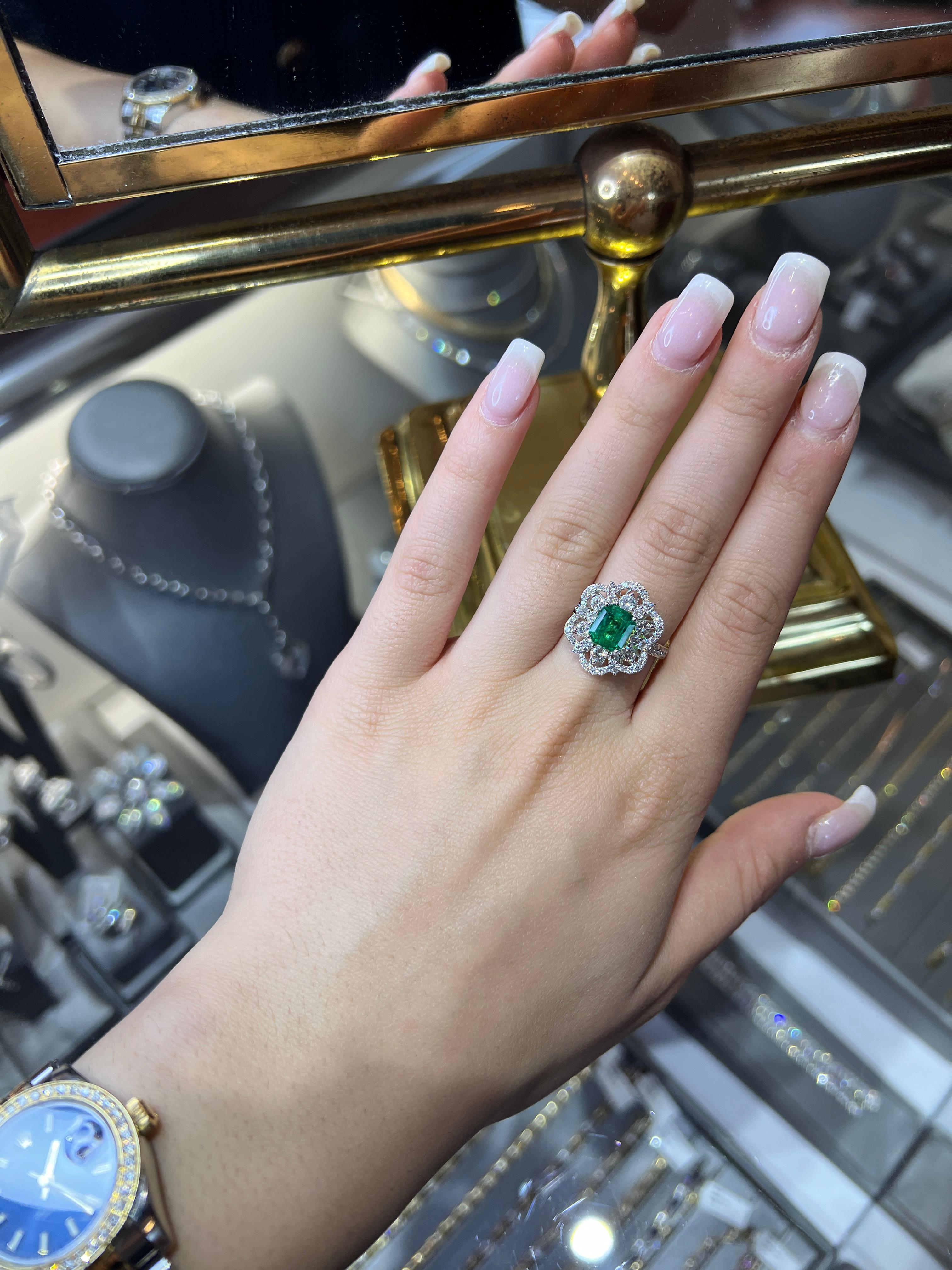 Ring aus 3,79 Karat Weißgold mit 18 Karat Diamant und Smaragd Damen im Angebot