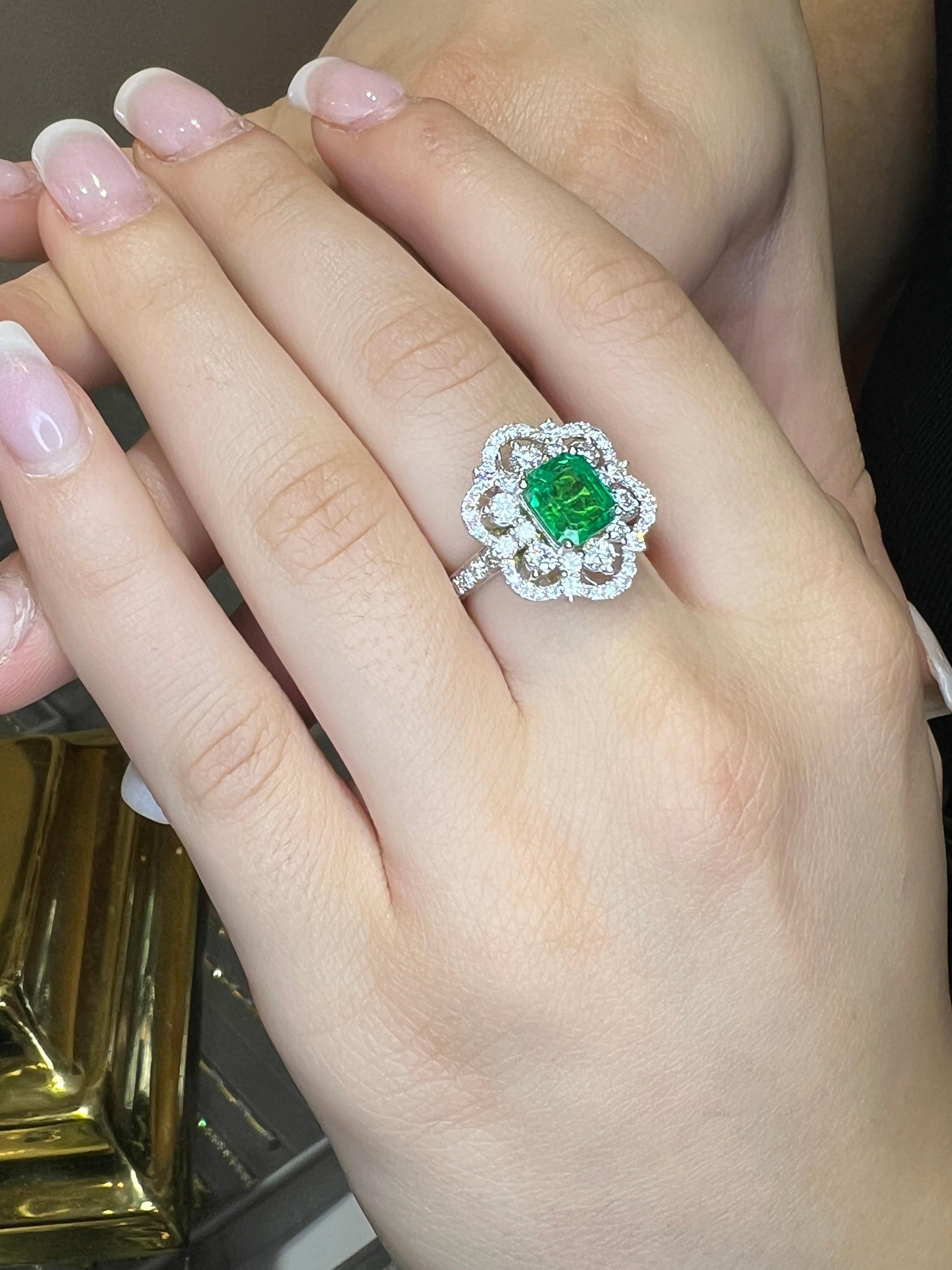 Ring aus 3,79 Karat Weißgold mit 18 Karat Diamant und Smaragd im Angebot 1