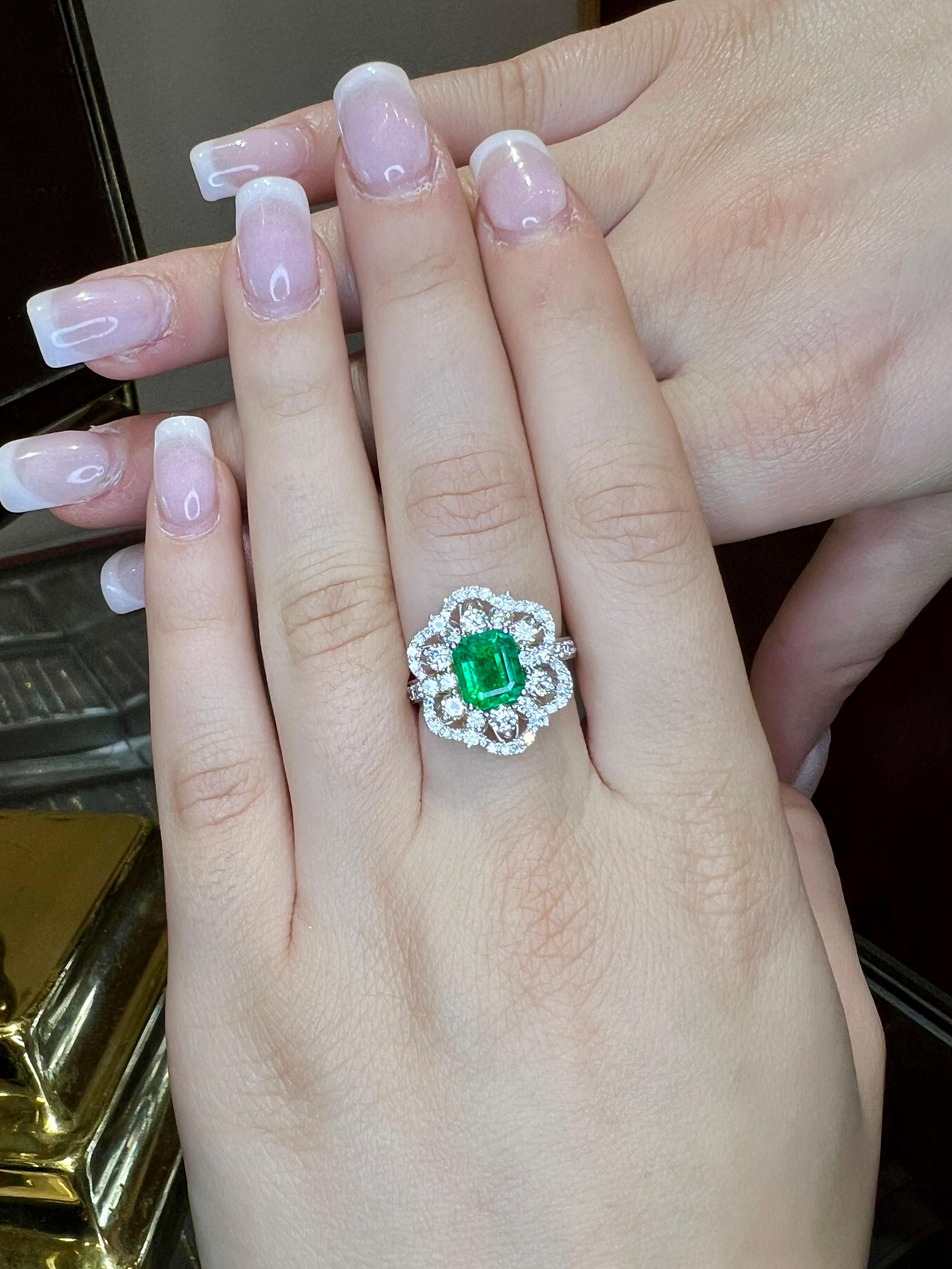 Ring aus 3,79 Karat Weißgold mit 18 Karat Diamant und Smaragd im Angebot 2
