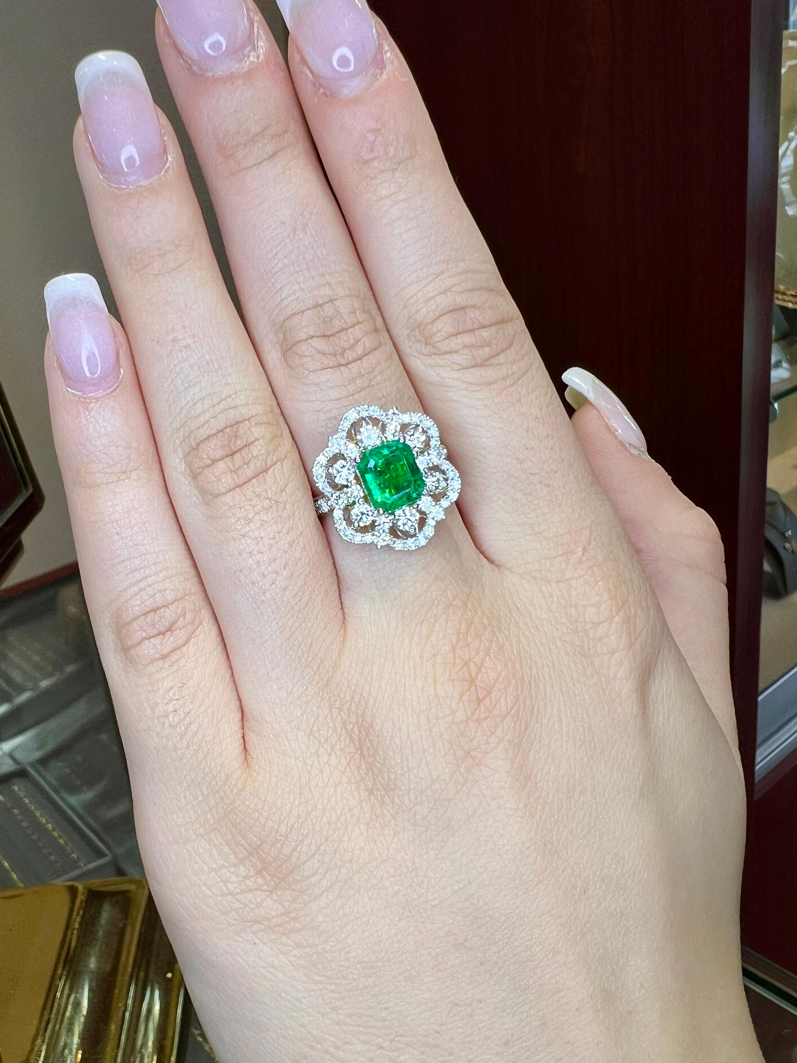 Ring aus 3,79 Karat Weißgold mit 18 Karat Diamant und Smaragd im Angebot 3