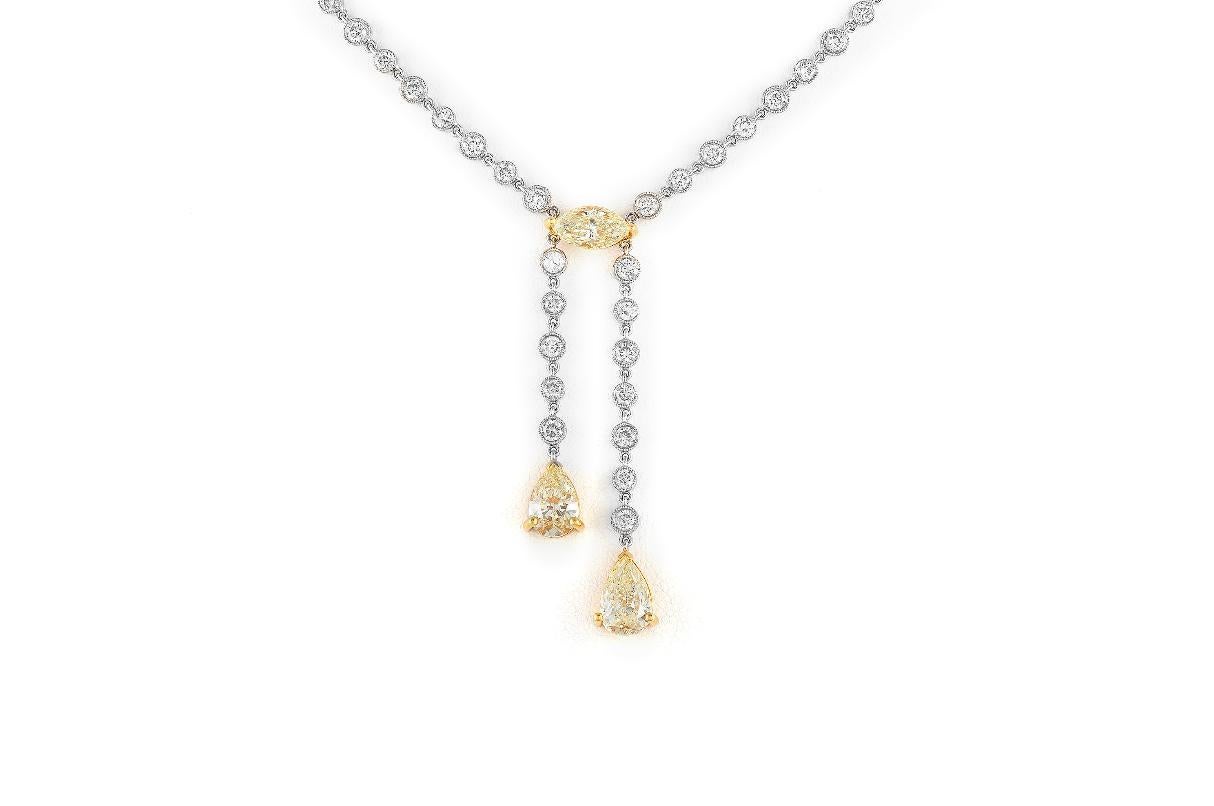 Finemente realizzato in platino con un diamante giallo taglio marquise e due diamanti gialli taglio pera per un totale di 3,79 carati. La collana presenta anche diamanti rotondi taglio Brilliante per un peso totale di 5,65 carati.
Collana: 16