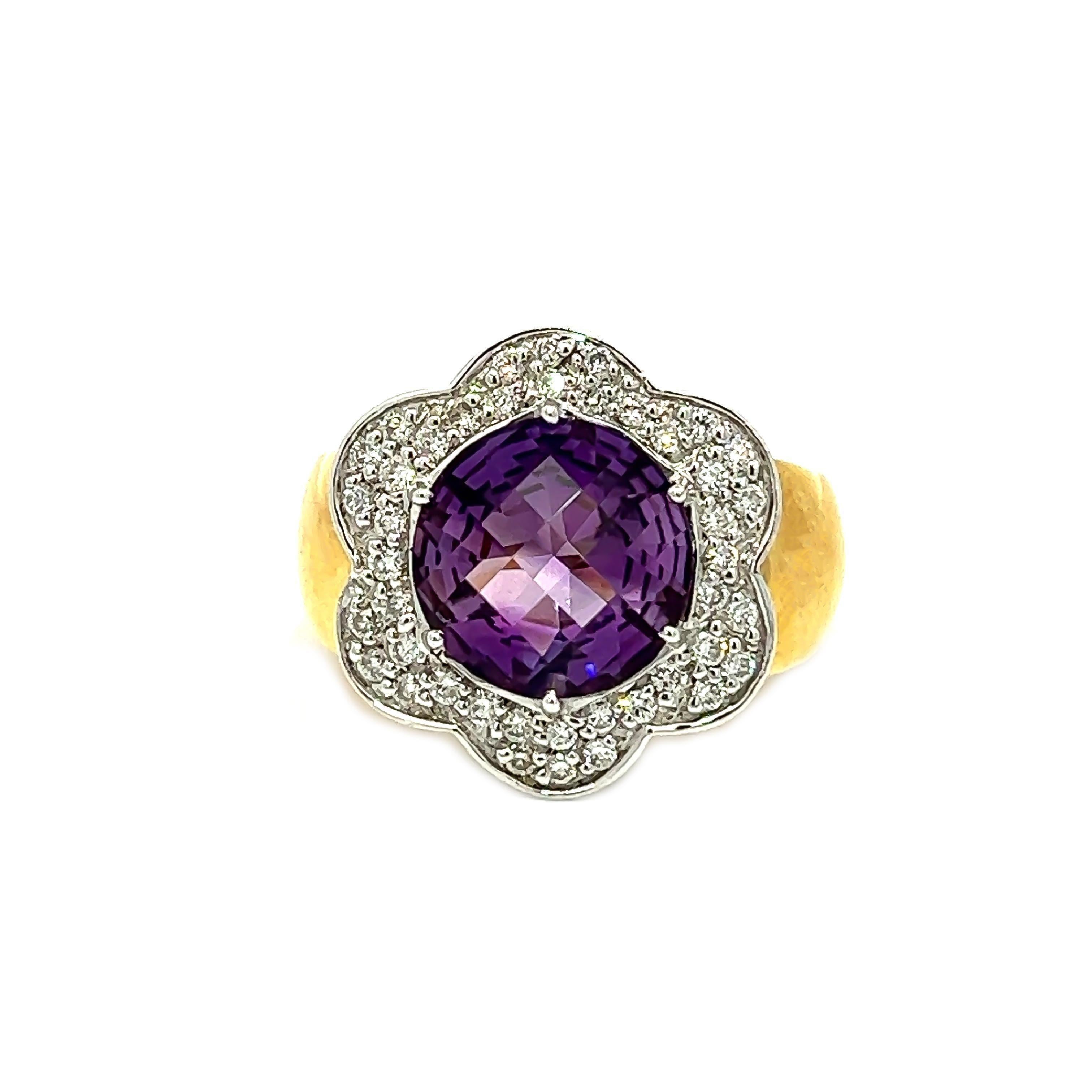 Cette exquise bague en forme de fleur est un must absolu pour ceux qui ont le sens de la créativité et de l'art. La bague est ornée d'une magnifique pierre d'améthyste de 3,36ct, élégamment entourée de pétales de diamants de 0,43ct. La monture en or