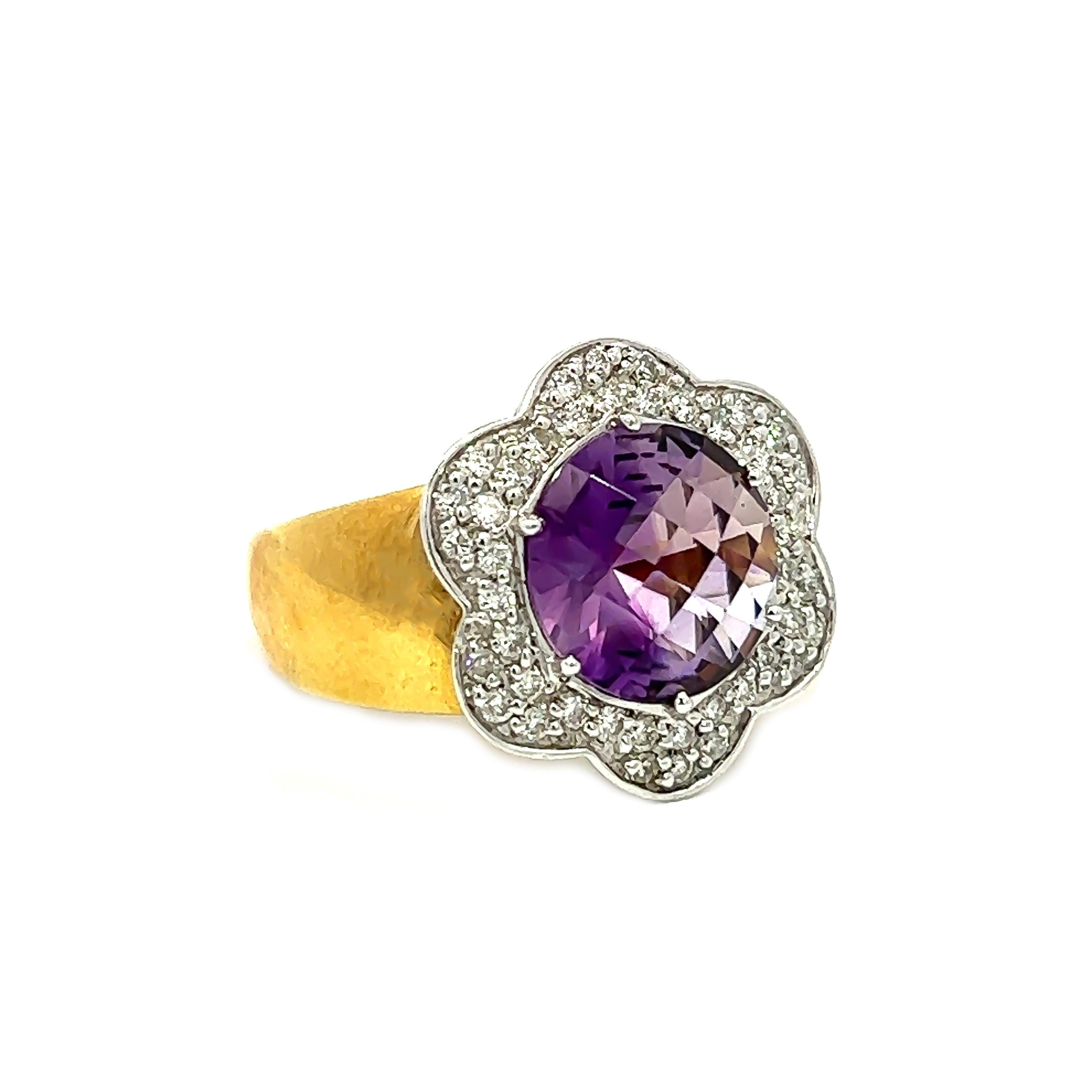Mouvement esthétique 3.79CT Total Weight Amethyst and Diamond Ring set in 18KY/W en vente