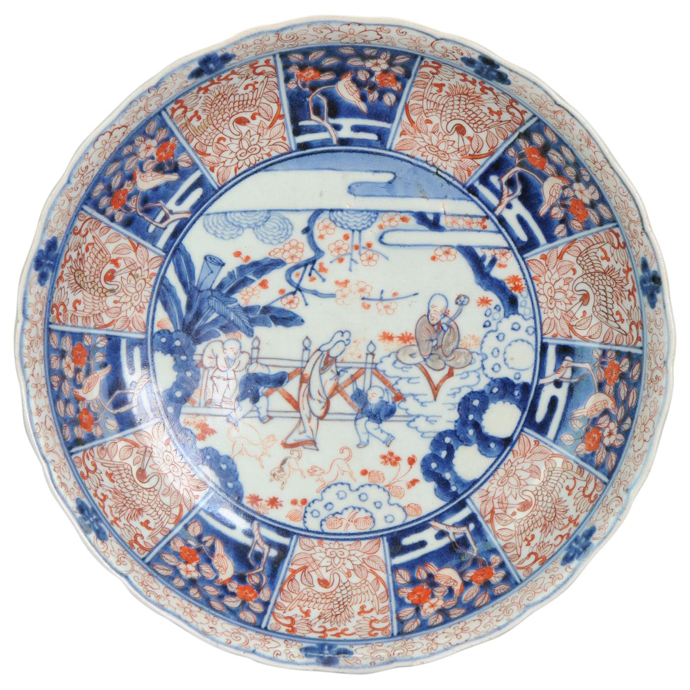 18C Chargeur en porcelaine japonaise Période Edo Scène de jardin Shou Lao Dames Chiens