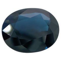Saphir bleu foncé ovale de 3,7 carats provenant d'Australie